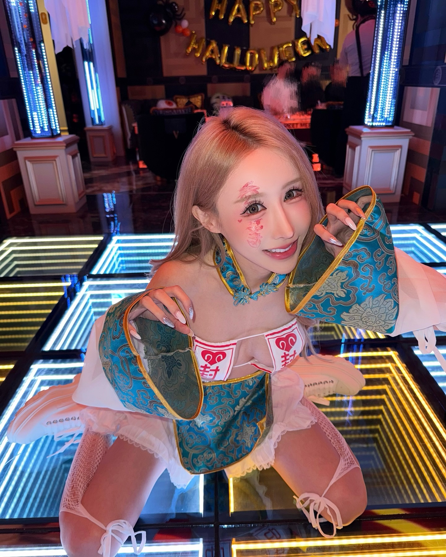 你的可愛鬼出沒！「潔兒Yui」化身極品小殭屍，好想撕開她胸前封印！
