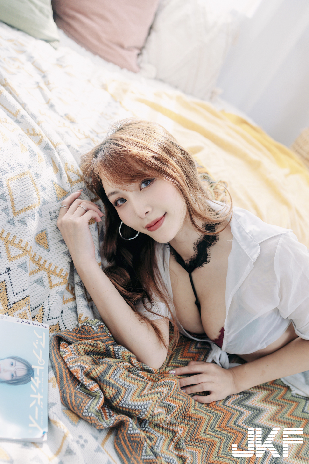 美豔小秘書「Ashley」透明襯衫爆美乳，窄裙包不住「小丁蜜桃」好誘惑