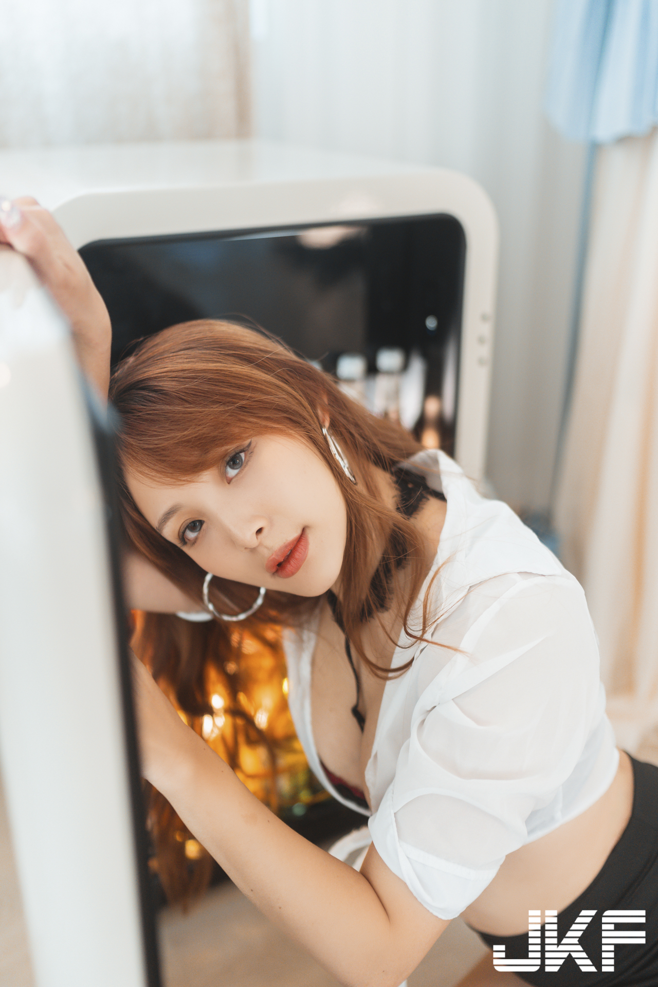 美豔小秘書「Ashley」透明襯衫爆美乳，窄裙包不住「小丁蜜桃」好誘惑