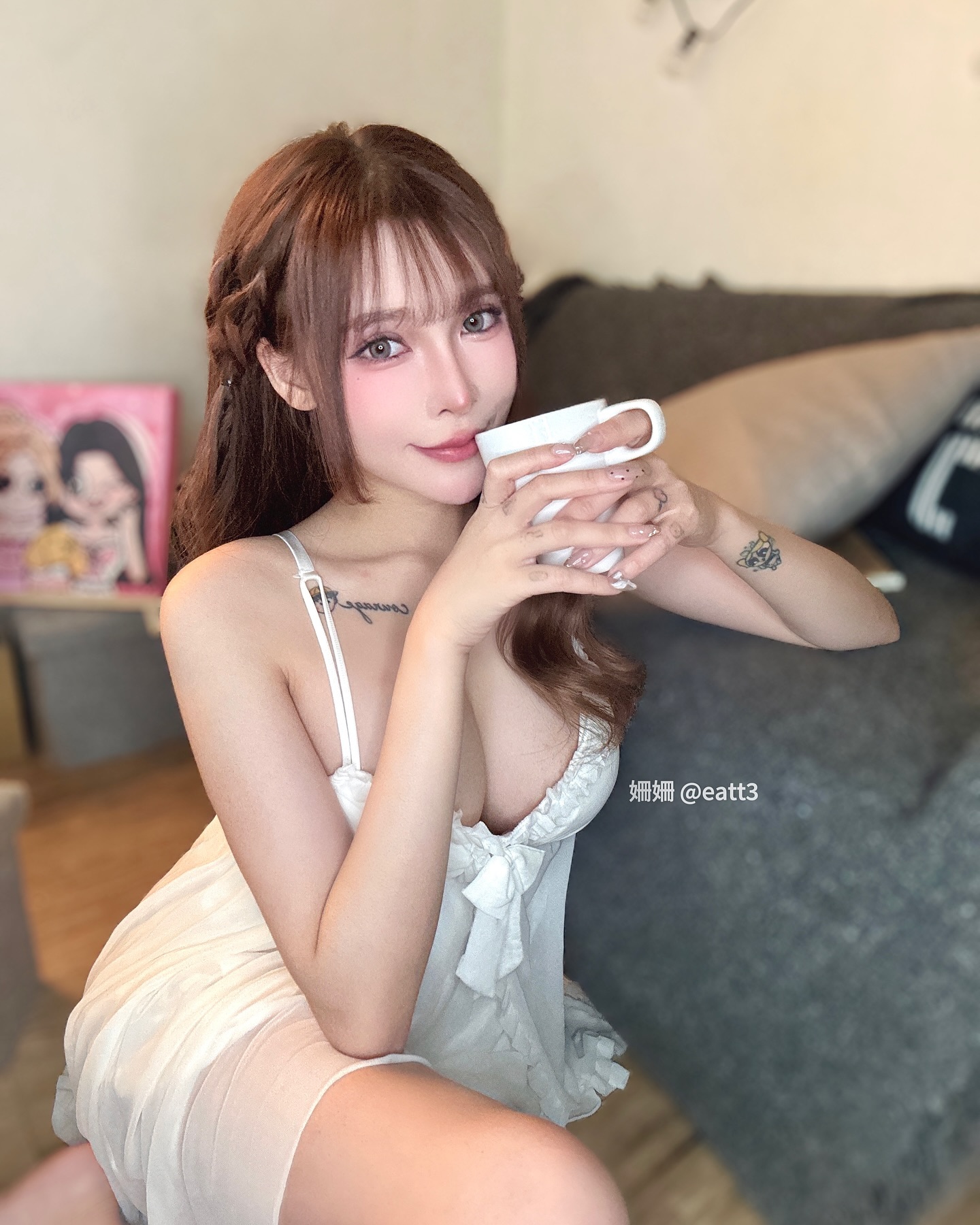 居家服超清涼！巨乳正妹「姍姍33」豐滿Fcup太驚人，雙球快比臉大！