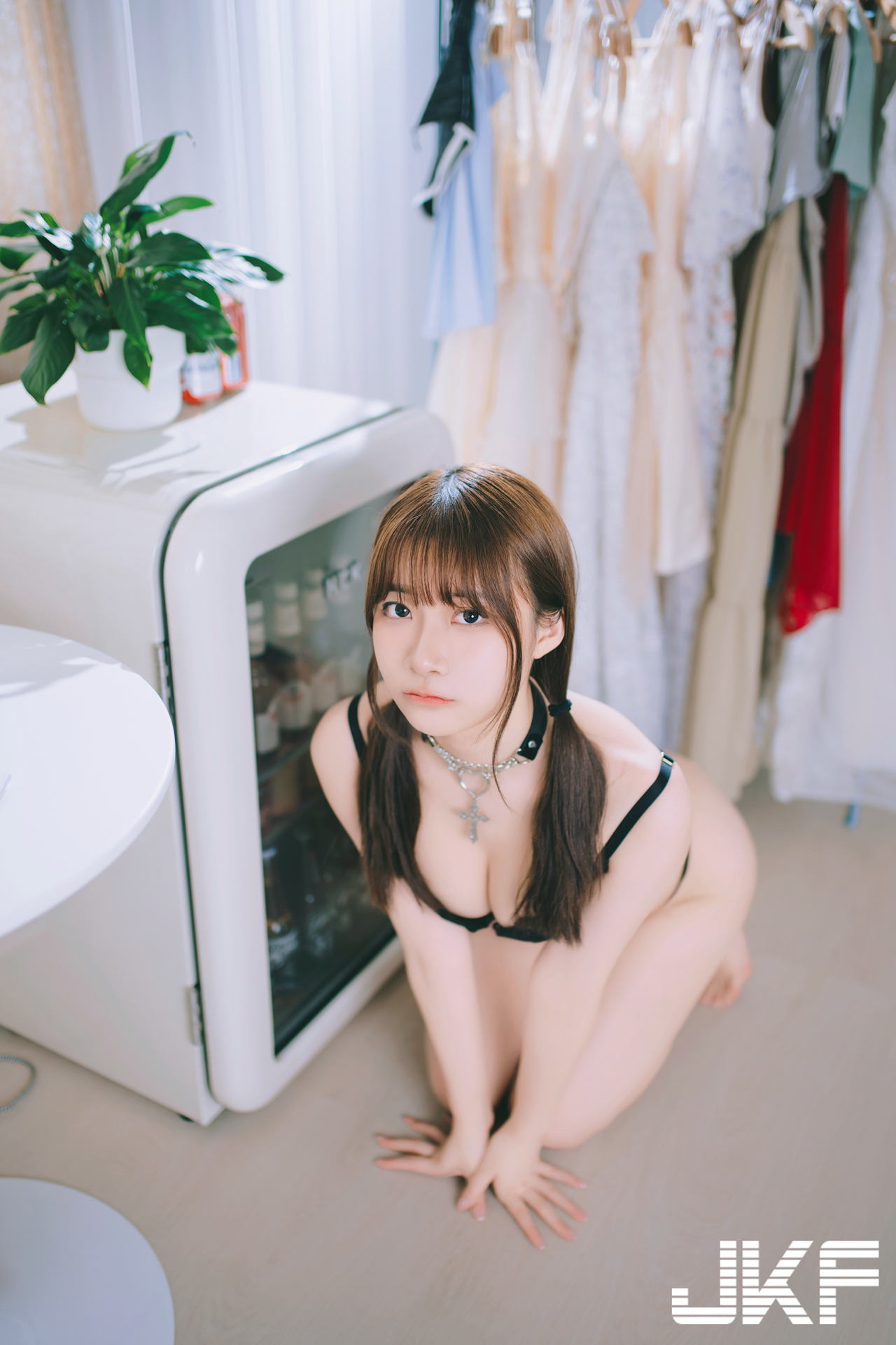 正妹工程師「李婷婷」私下有夠辣！吊帶黑蕾絲展現「雪乳蜜桃臀」的威力