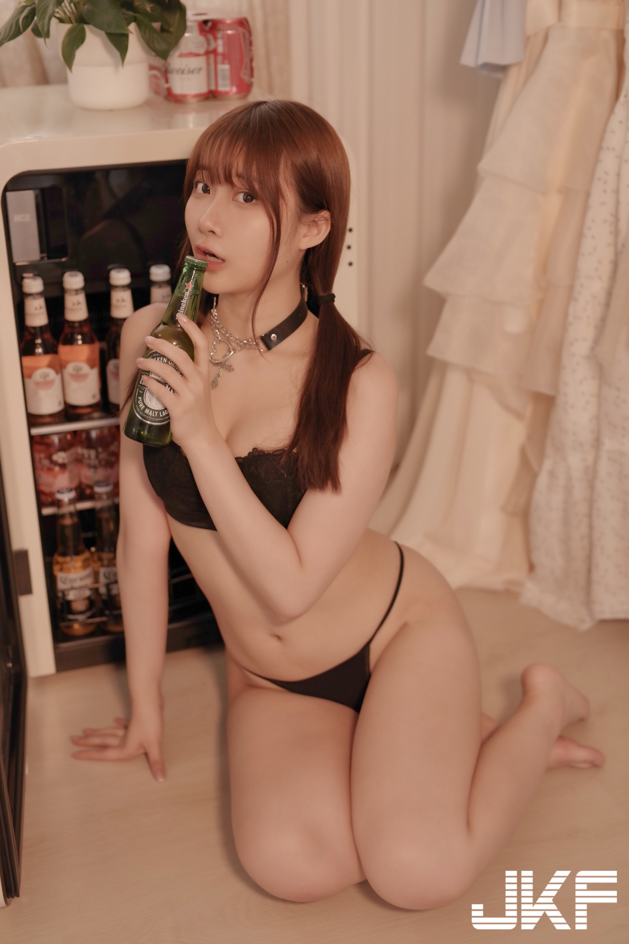 正妹工程師「李婷婷」私下有夠辣！吊帶黑蕾絲展現「雪乳蜜桃臀」的威力