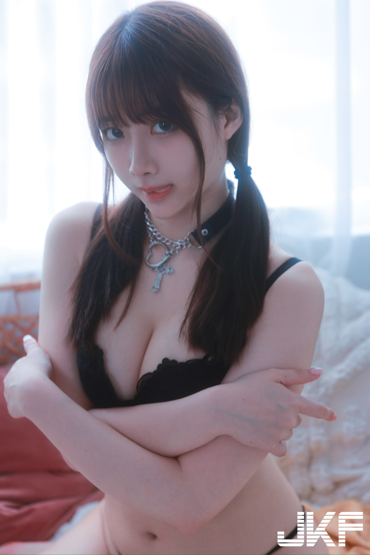 正妹工程師「李婷婷」私下有夠辣！吊帶黑蕾絲展現「雪乳蜜桃臀」的威力