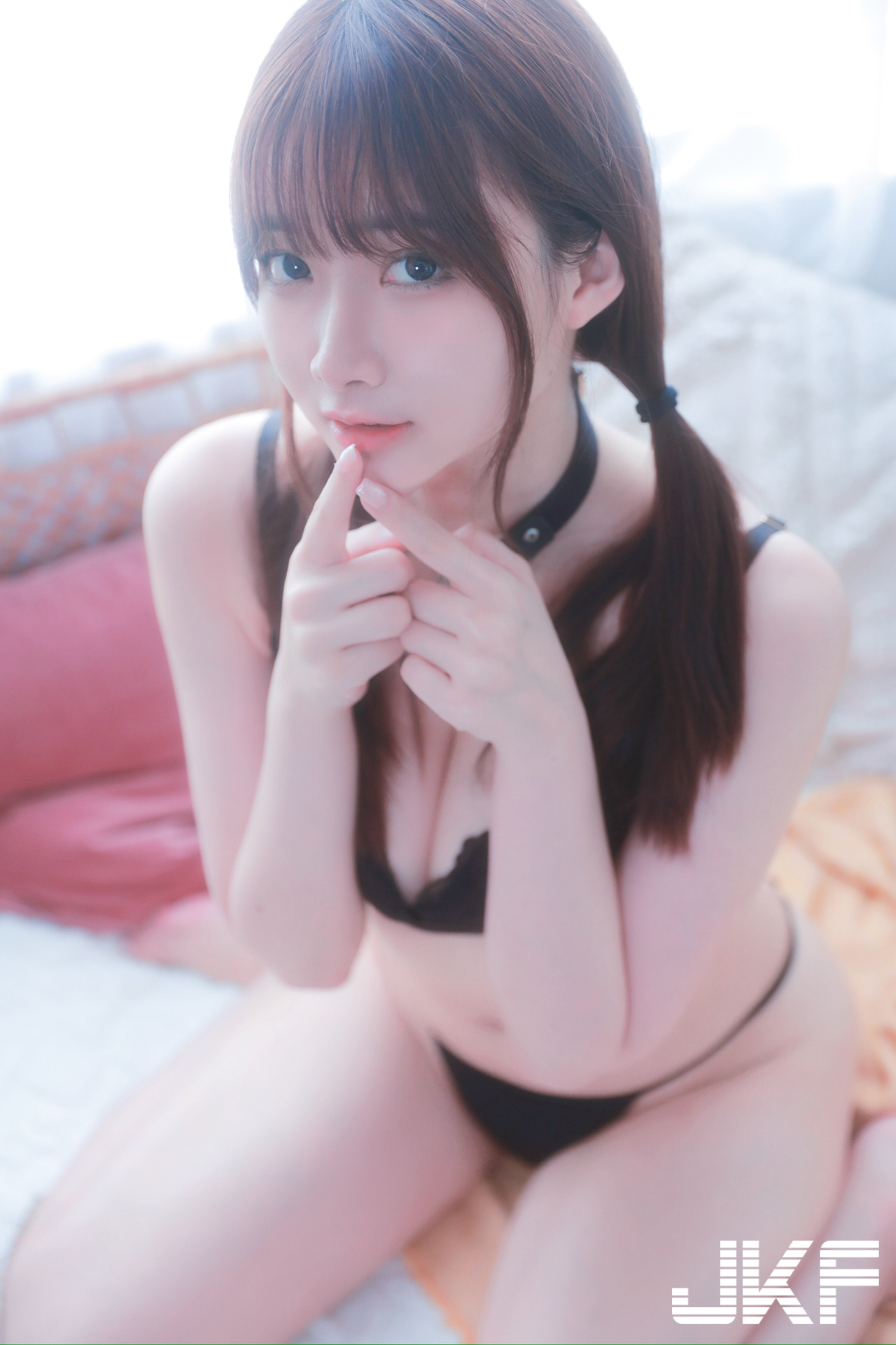正妹工程師「李婷婷」私下有夠辣！吊帶黑蕾絲展現「雪乳蜜桃臀」的威力