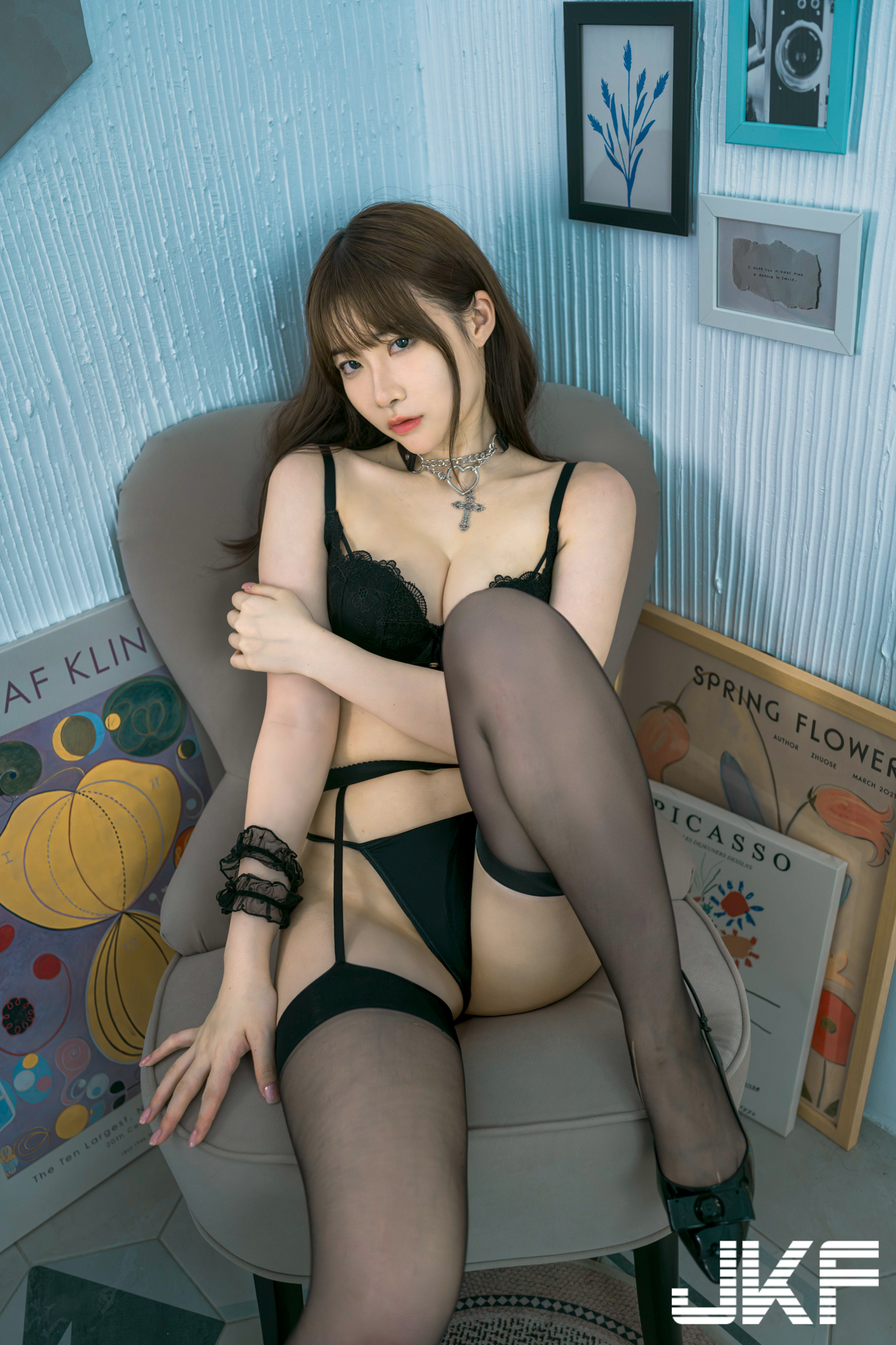 正妹工程師「李婷婷」私下有夠辣！吊帶黑蕾絲展現「雪乳蜜桃臀」的威力