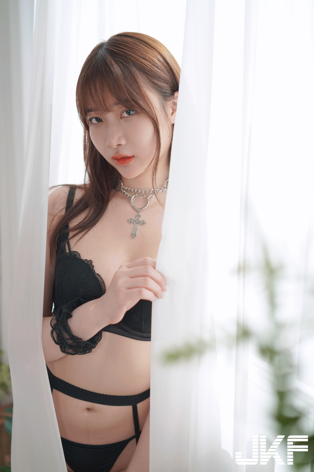 正妹工程師「李婷婷」私下有夠辣！吊帶黑蕾絲展現「雪乳蜜桃臀」的威力