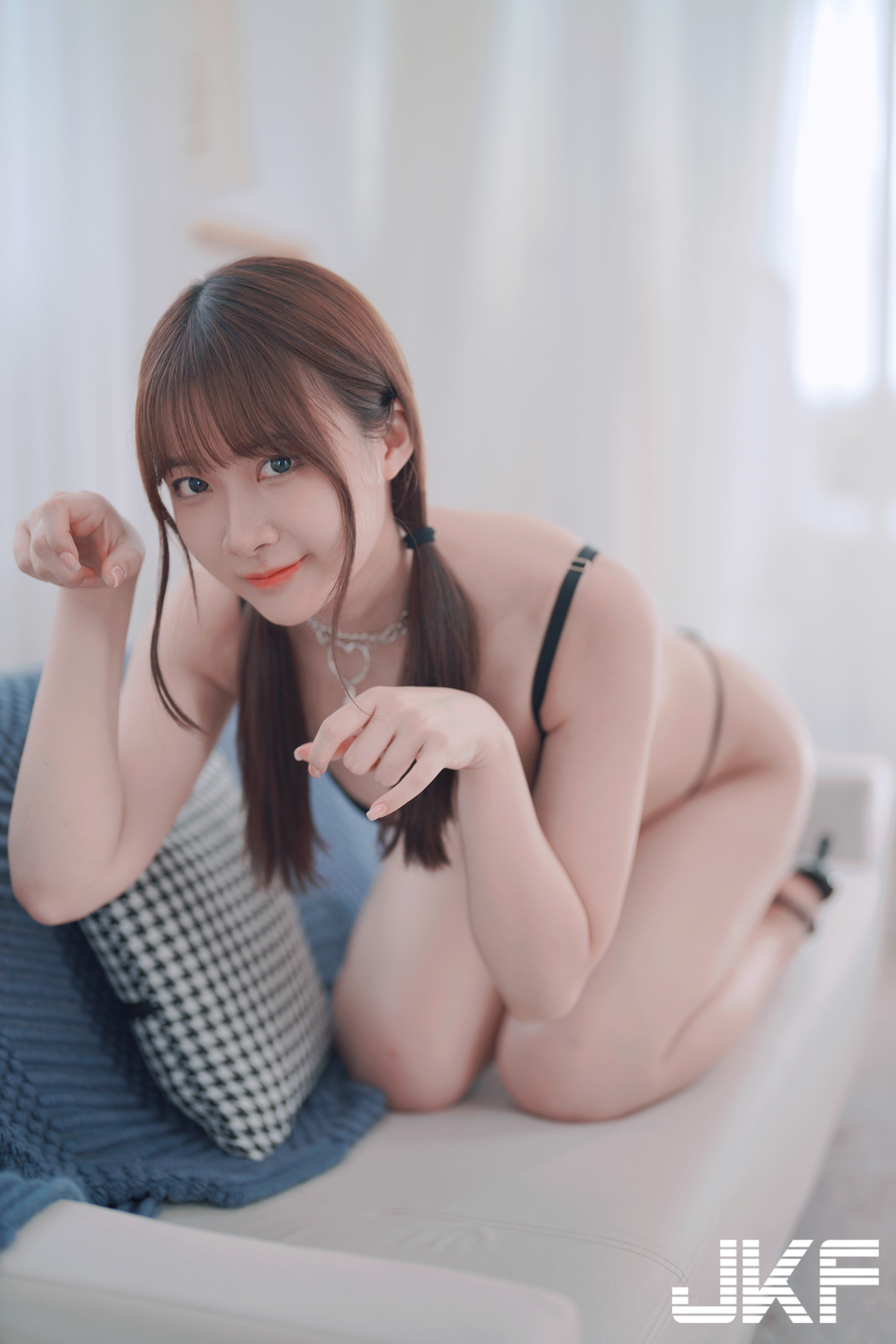 正妹工程師「李婷婷」私下有夠辣！吊帶黑蕾絲展現「雪乳蜜桃臀」的威力