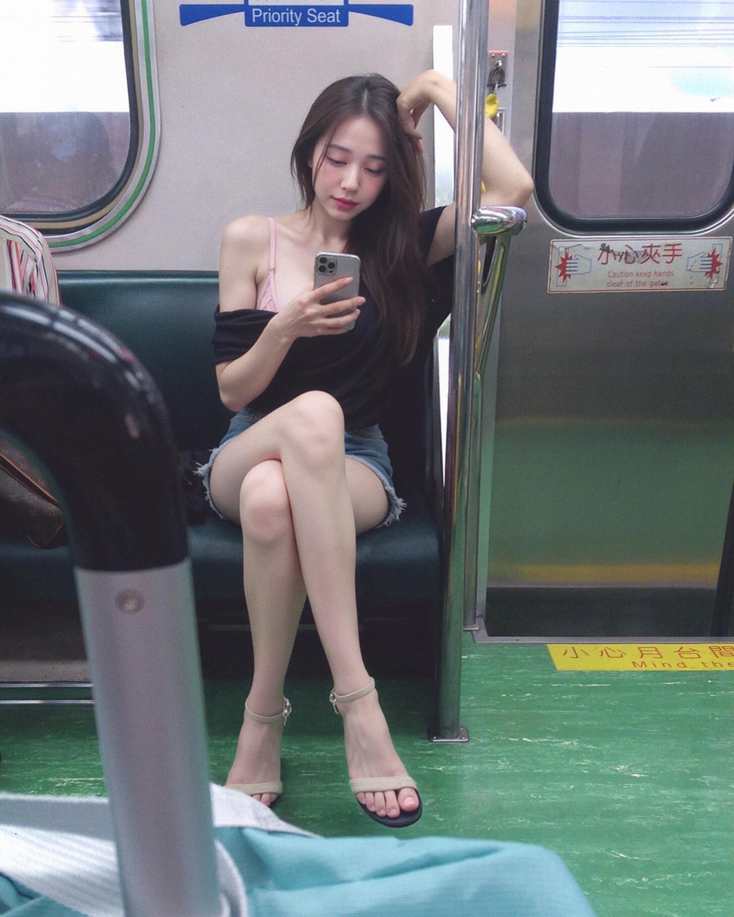 通勤遇見天菜正妹「sgyunyan」，「玉腿倒雪乳」還是個超派人物！