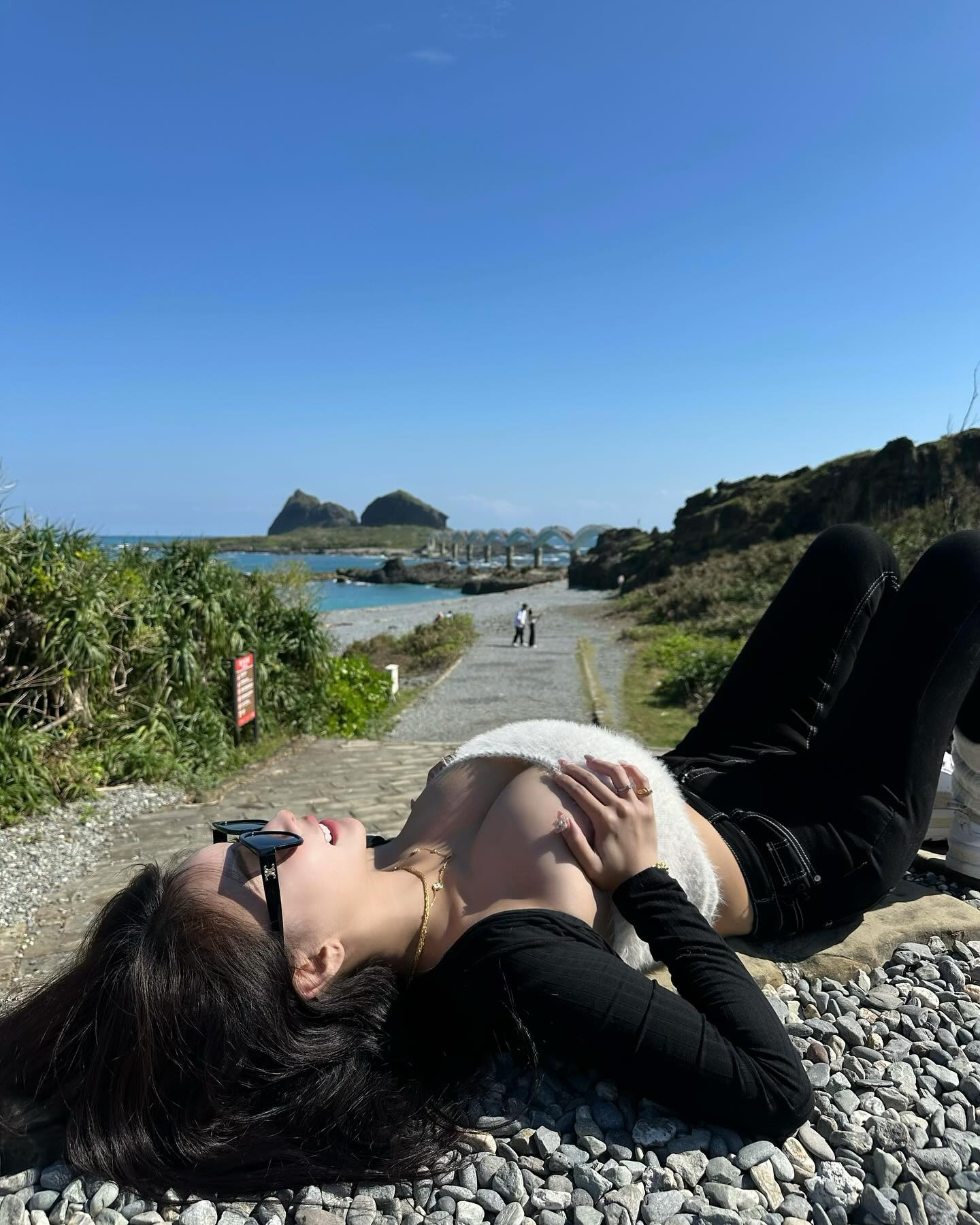 橫看成嶺側成峰！巨乳妹「艾妃」應景合影，網嗨揪團來爬山！