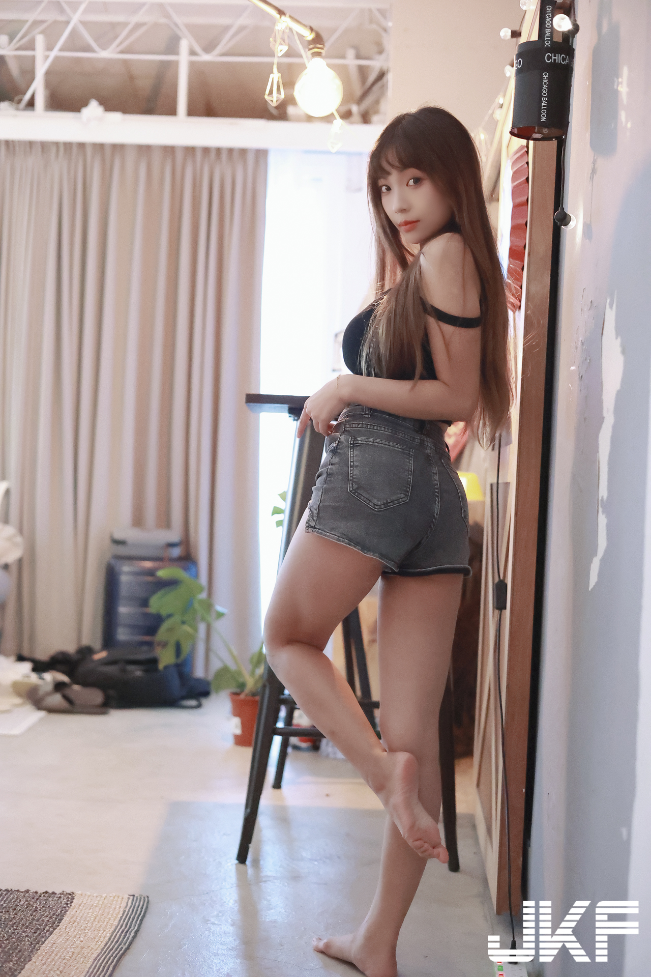 美腿正妹「安然」與你一起火辣作畫，「光滑腿部線條」太勾人了！