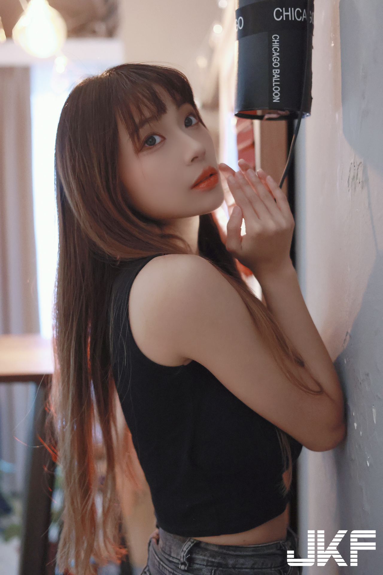美腿正妹「安然」與你一起火辣作畫，「光滑腿部線條」太勾人了！