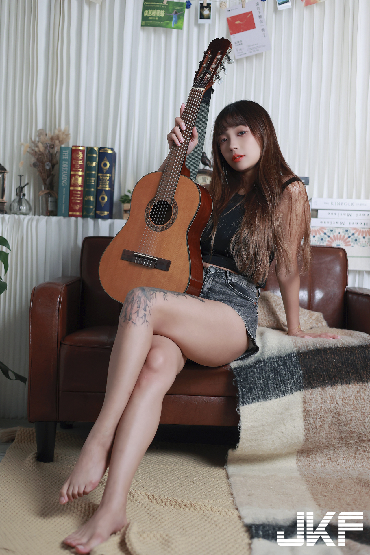 美腿正妹「安然」與你一起火辣作畫，「光滑腿部線條」太勾人了！