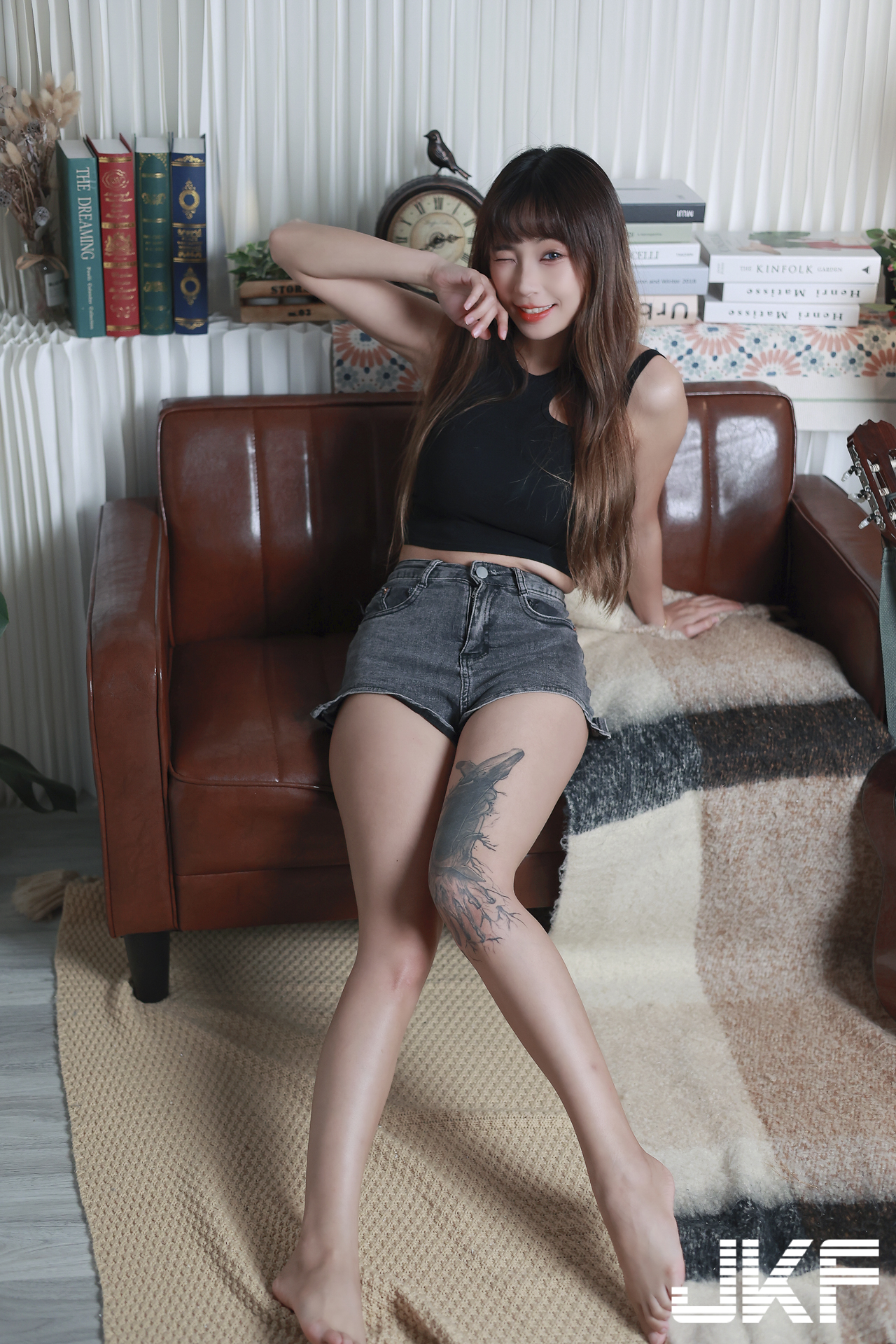 美腿正妹「安然」與你一起火辣作畫，「光滑腿部線條」太勾人了！