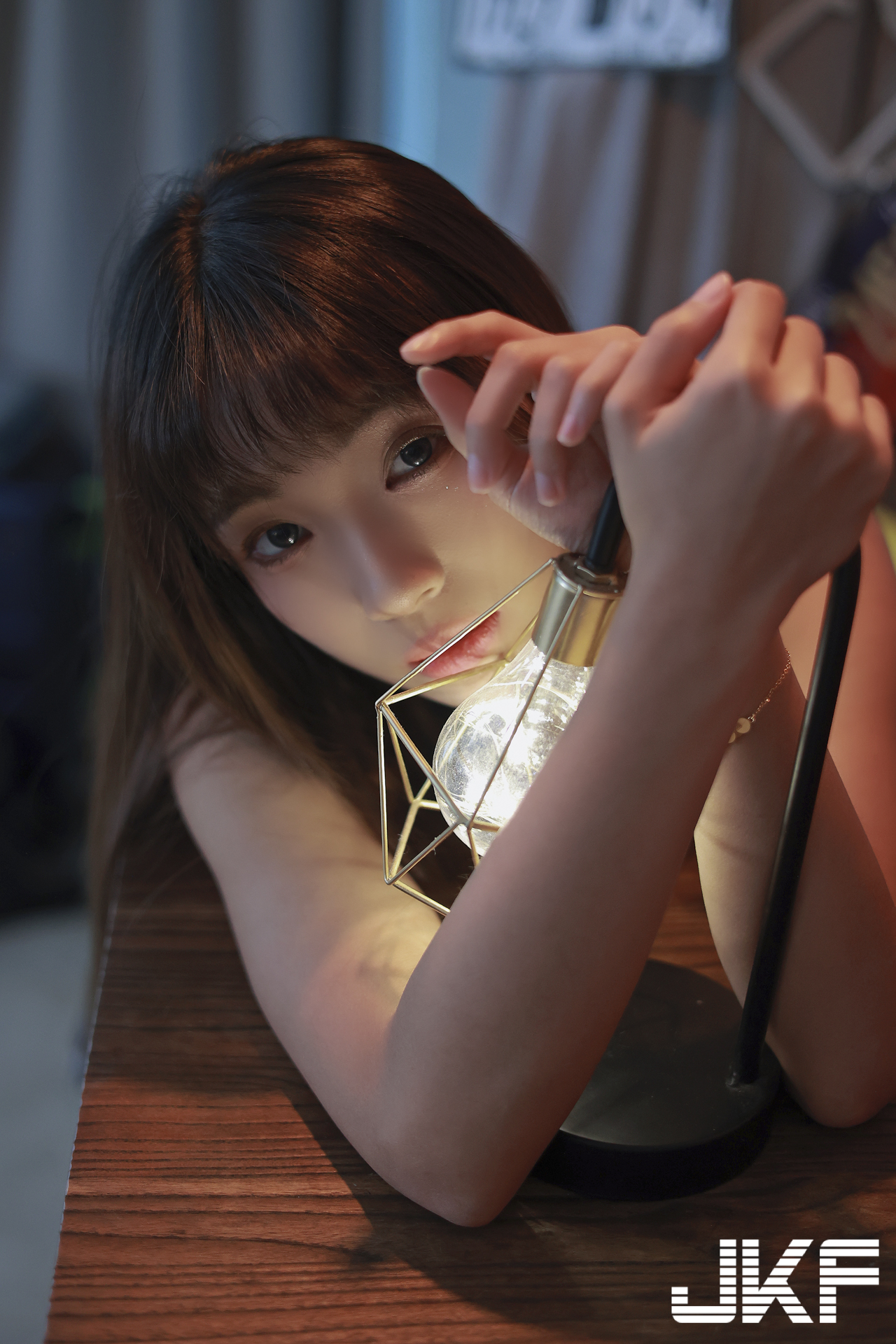 美腿正妹「安然」與你一起火辣作畫，「光滑腿部線條」太勾人了！