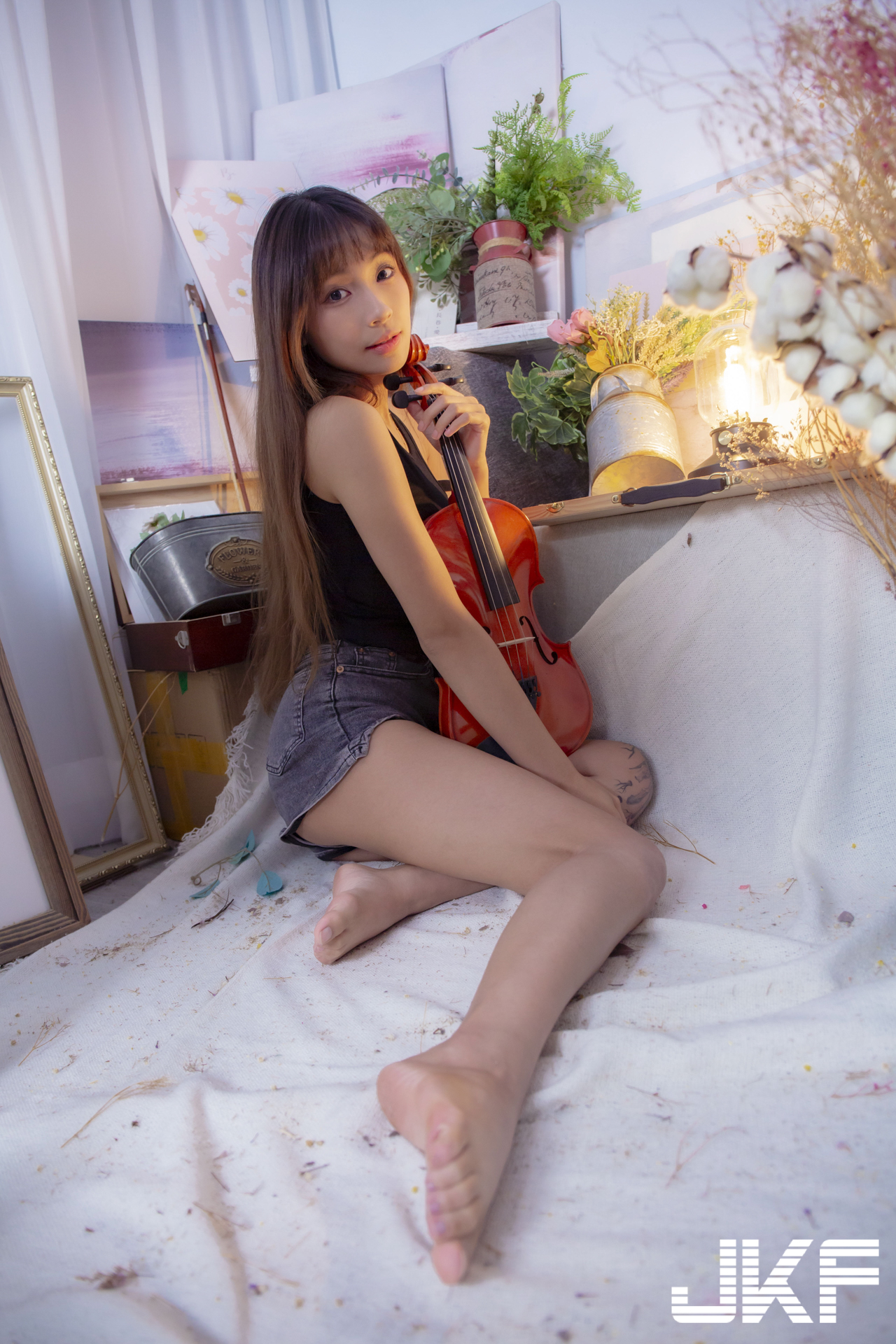 美腿正妹「安然」與你一起火辣作畫，「光滑腿部線條」太勾人了！