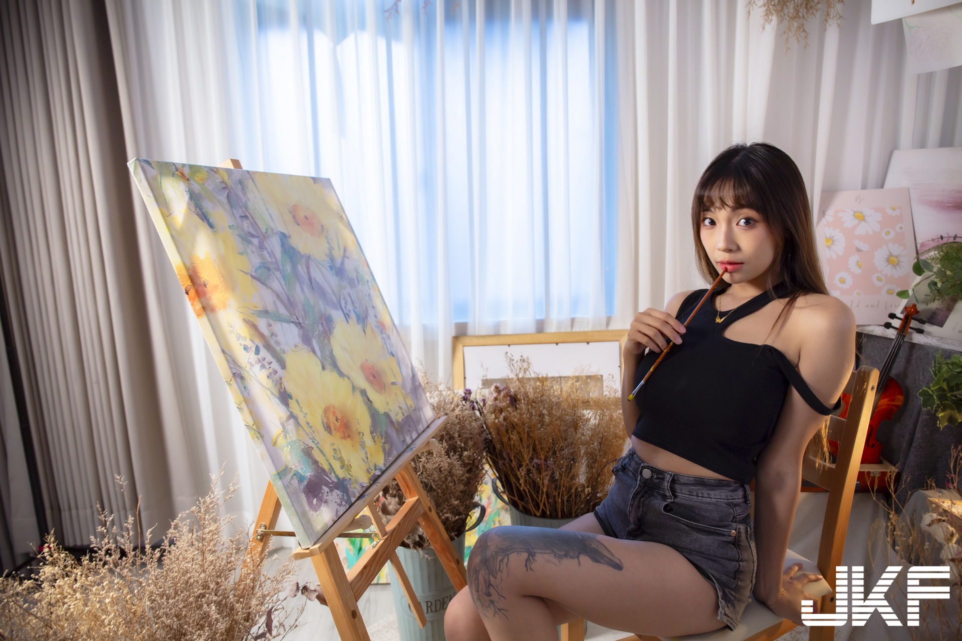美腿正妹「安然」與你一起火辣作畫，「光滑腿部線條」太勾人了！