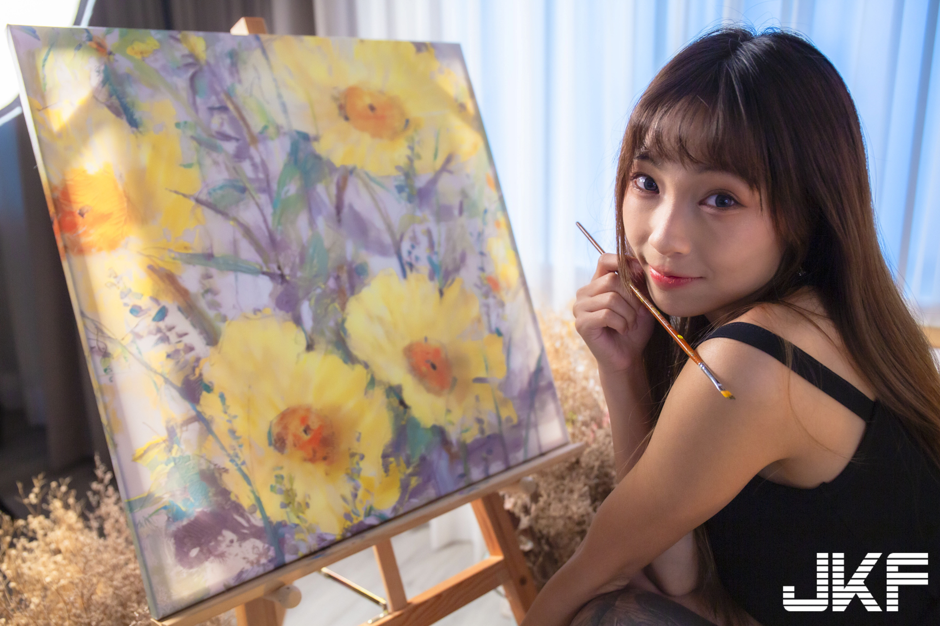 美腿正妹「安然」與你一起火辣作畫，「光滑腿部線條」太勾人了！