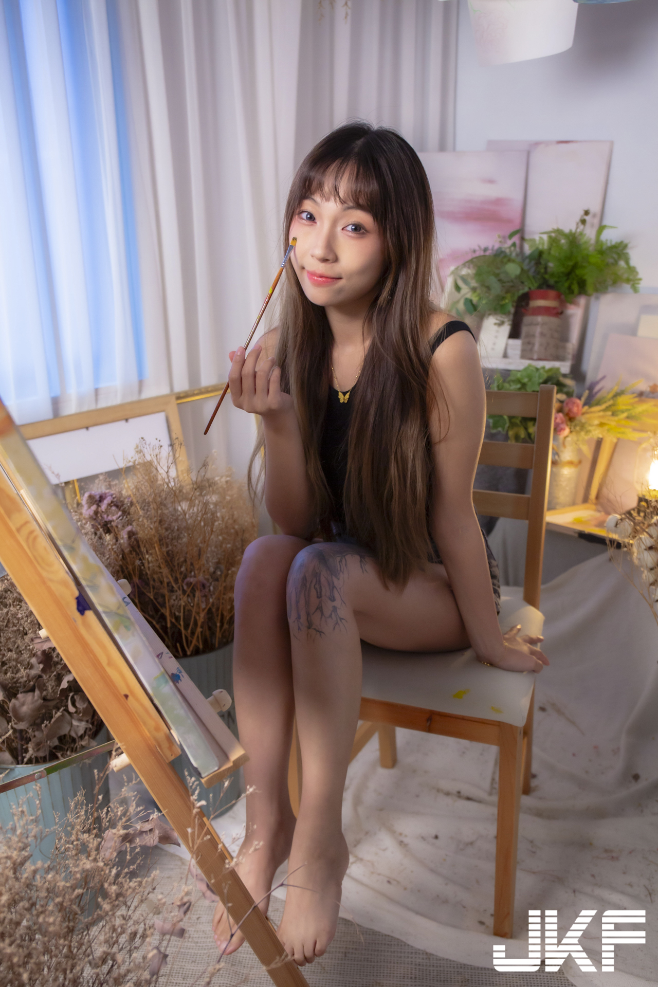 美腿正妹「安然」與你一起火辣作畫，「光滑腿部線條」太勾人了！