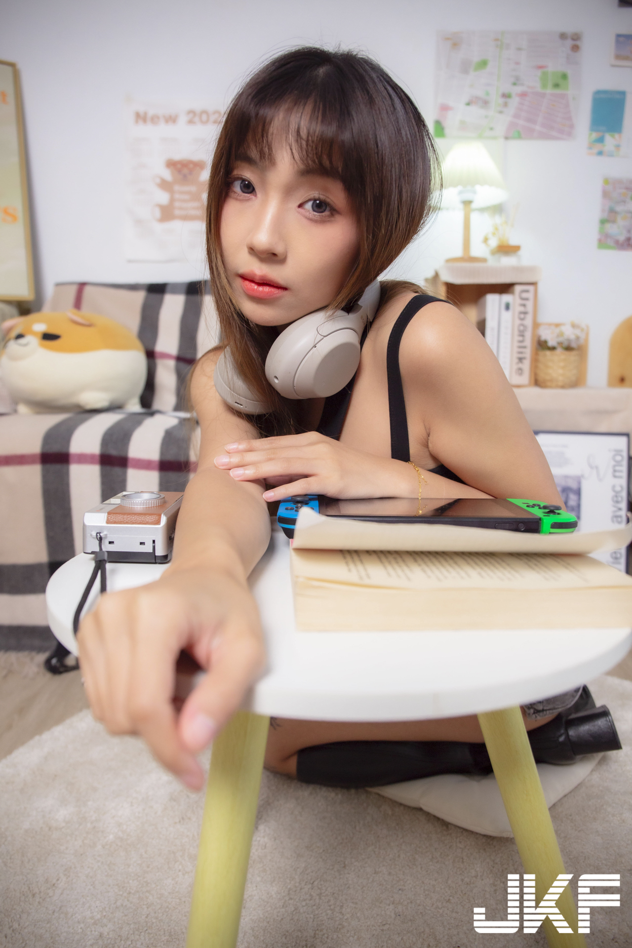美腿正妹「安然」與你一起火辣作畫，「光滑腿部線條」太勾人了！