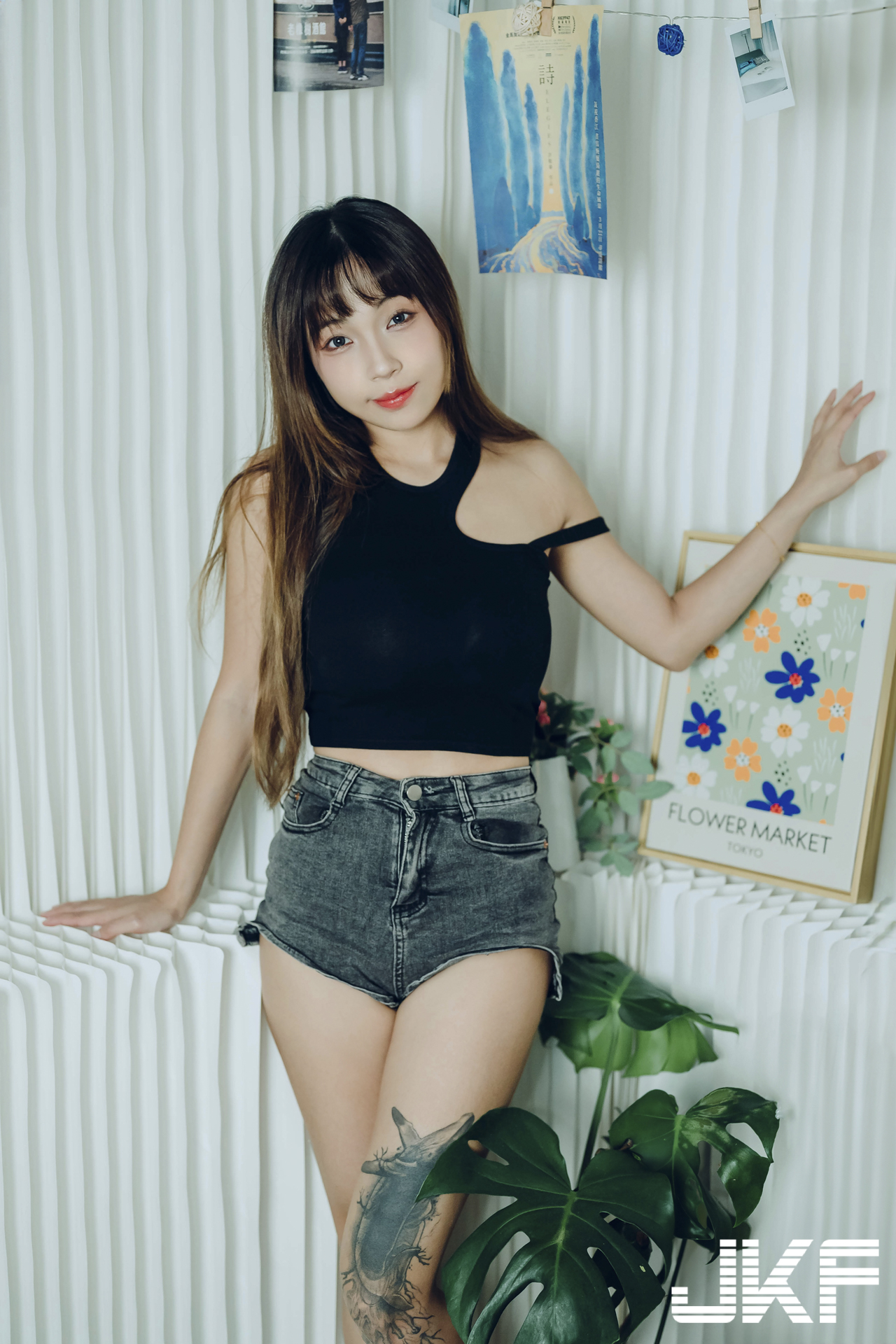 美腿正妹「安然」與你一起火辣作畫，「光滑腿部線條」太勾人了！