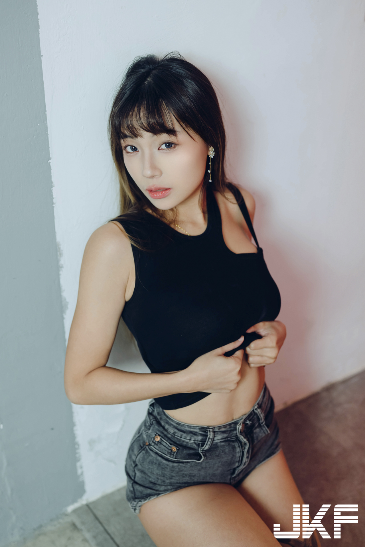 美腿正妹「安然」與你一起火辣作畫，「光滑腿部線條」太勾人了！