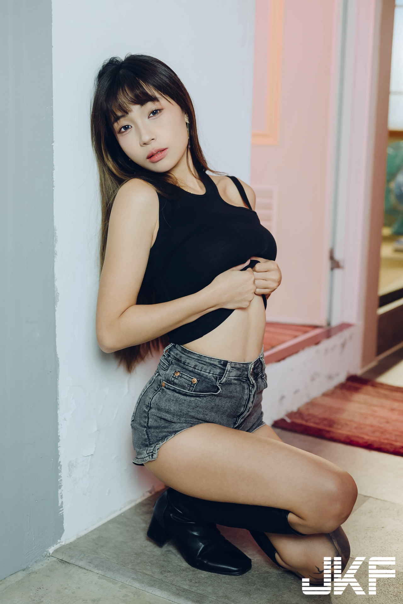 美腿正妹「安然」與你一起火辣作畫，「光滑腿部線條」太勾人了！
