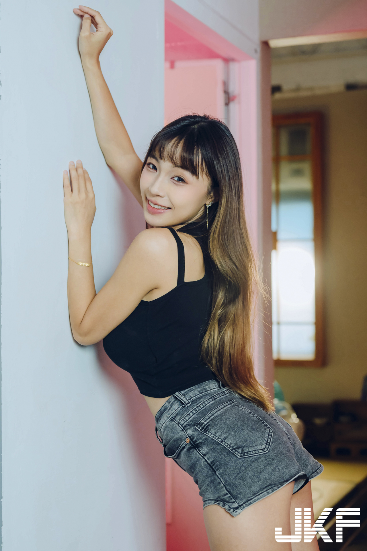 美腿正妹「安然」與你一起火辣作畫，「光滑腿部線條」太勾人了！