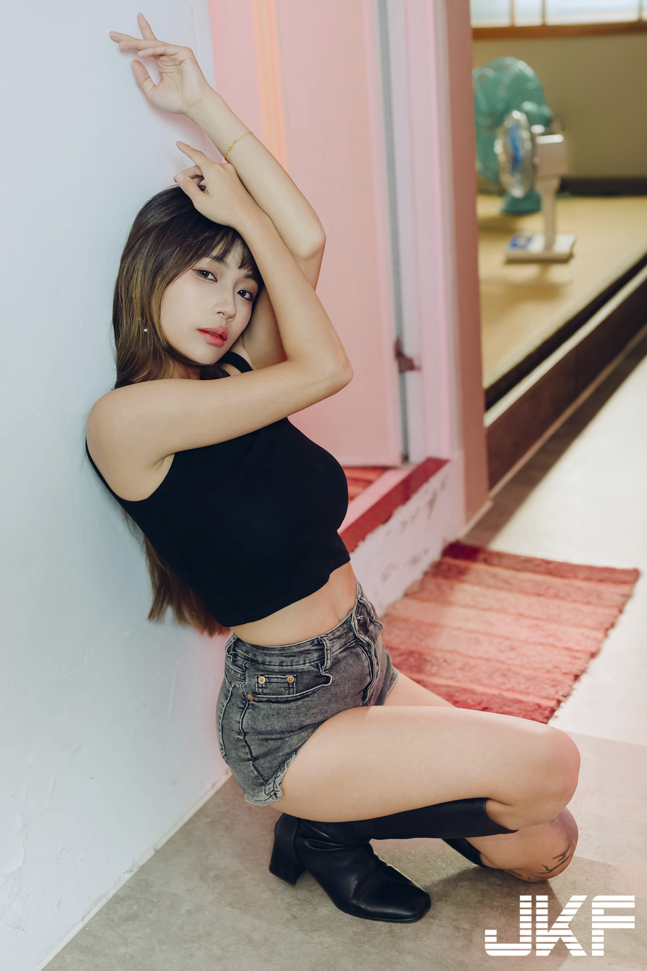 美腿正妹「安然」與你一起火辣作畫，「光滑腿部線條」太勾人了！