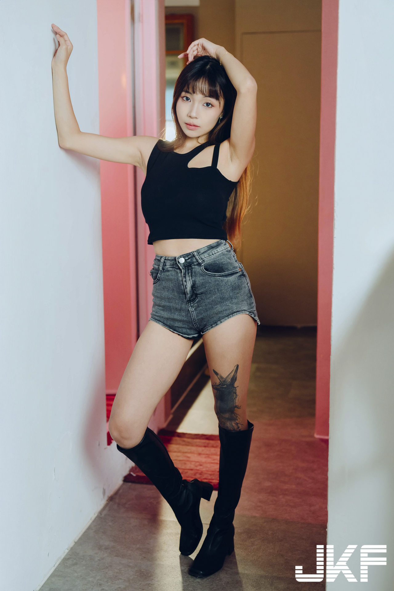 美腿正妹「安然」與你一起火辣作畫，「光滑腿部線條」太勾人了！