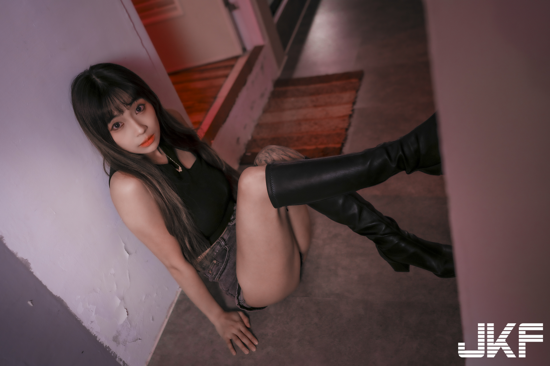 美腿正妹「安然」與你一起火辣作畫，「光滑腿部線條」太勾人了！