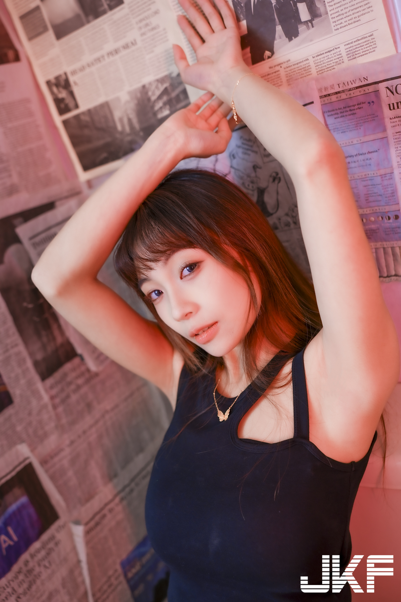 美腿正妹「安然」與你一起火辣作畫，「光滑腿部線條」太勾人了！
