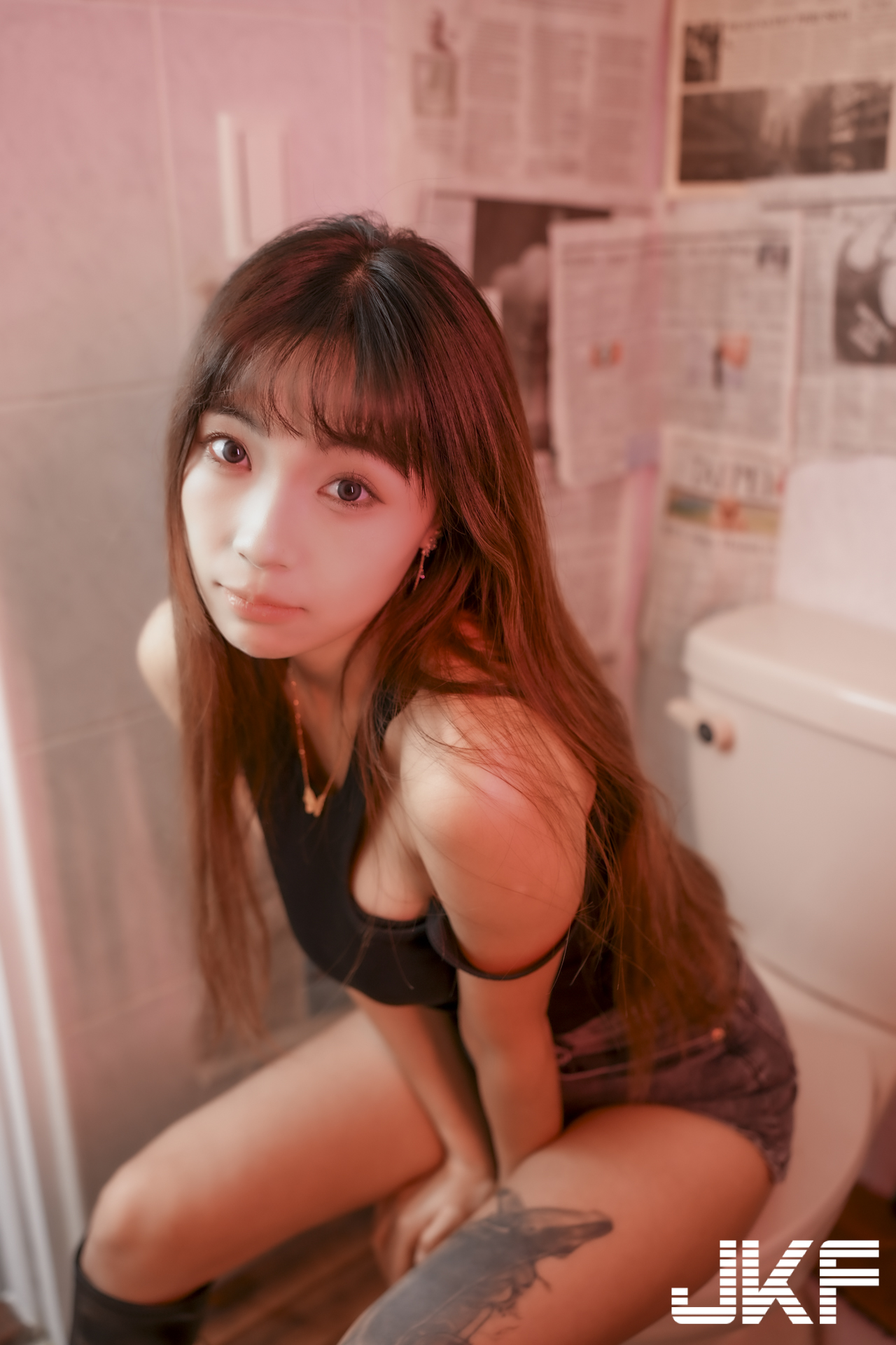 美腿正妹「安然」與你一起火辣作畫，「光滑腿部線條」太勾人了！