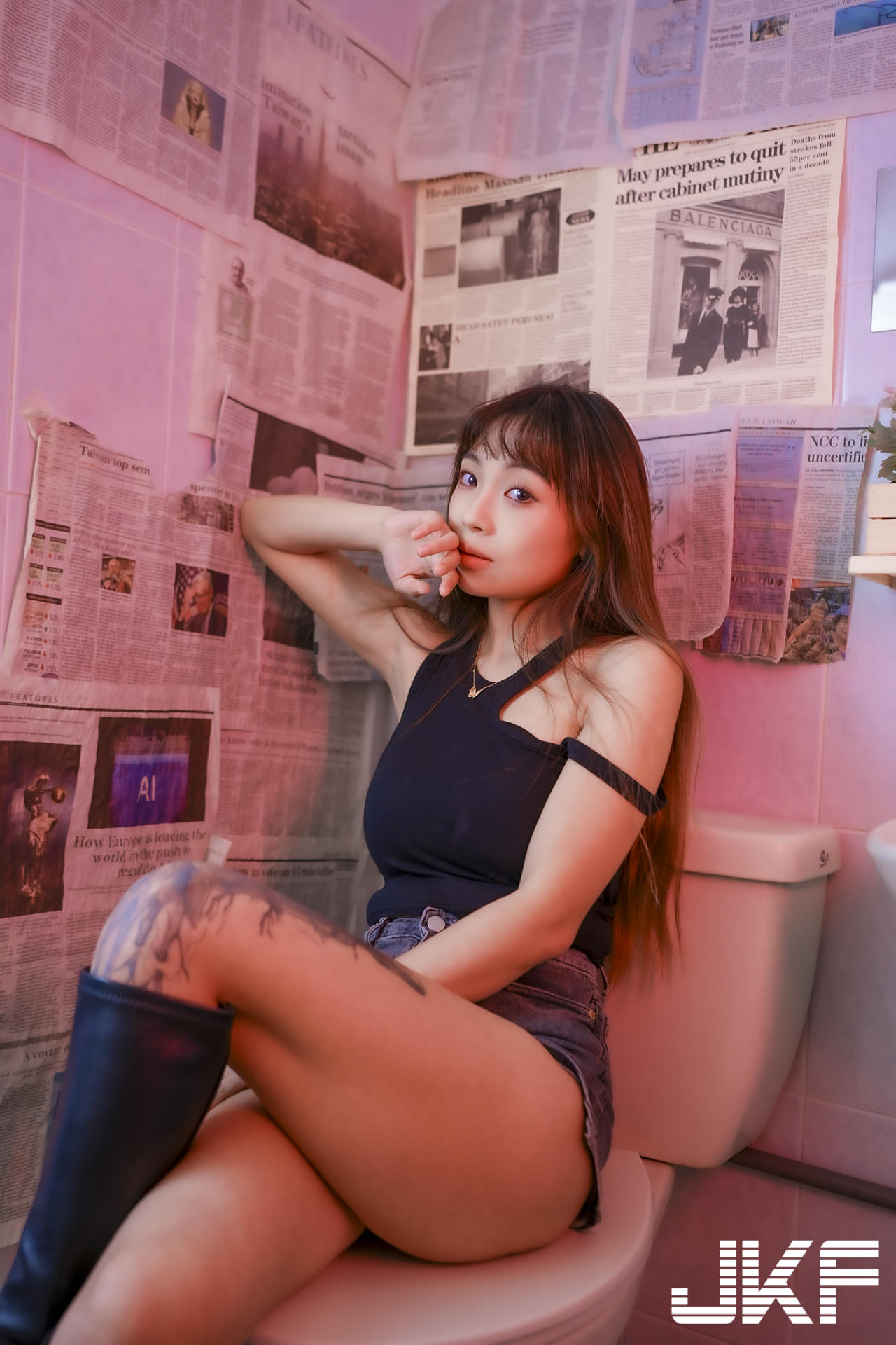 美腿正妹「安然」與你一起火辣作畫，「光滑腿部線條」太勾人了！