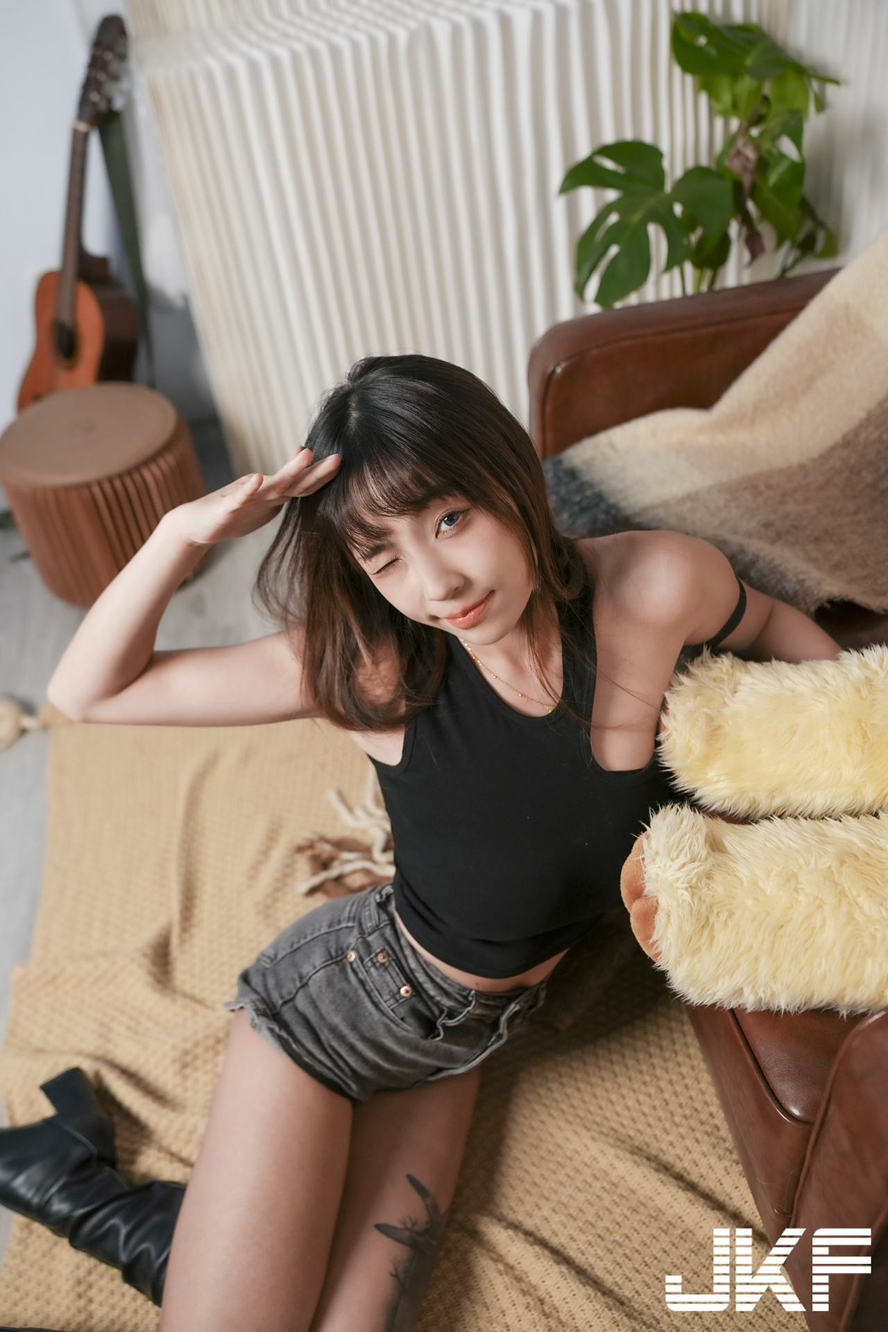 美腿正妹「安然」與你一起火辣作畫，「光滑腿部線條」太勾人了！