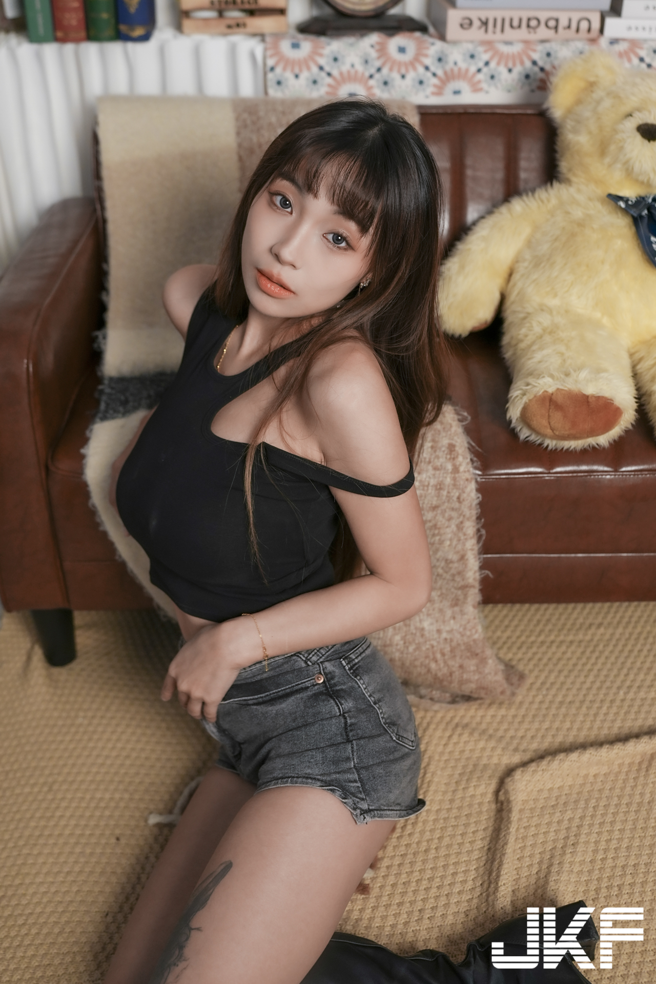 美腿正妹「安然」與你一起火辣作畫，「光滑腿部線條」太勾人了！