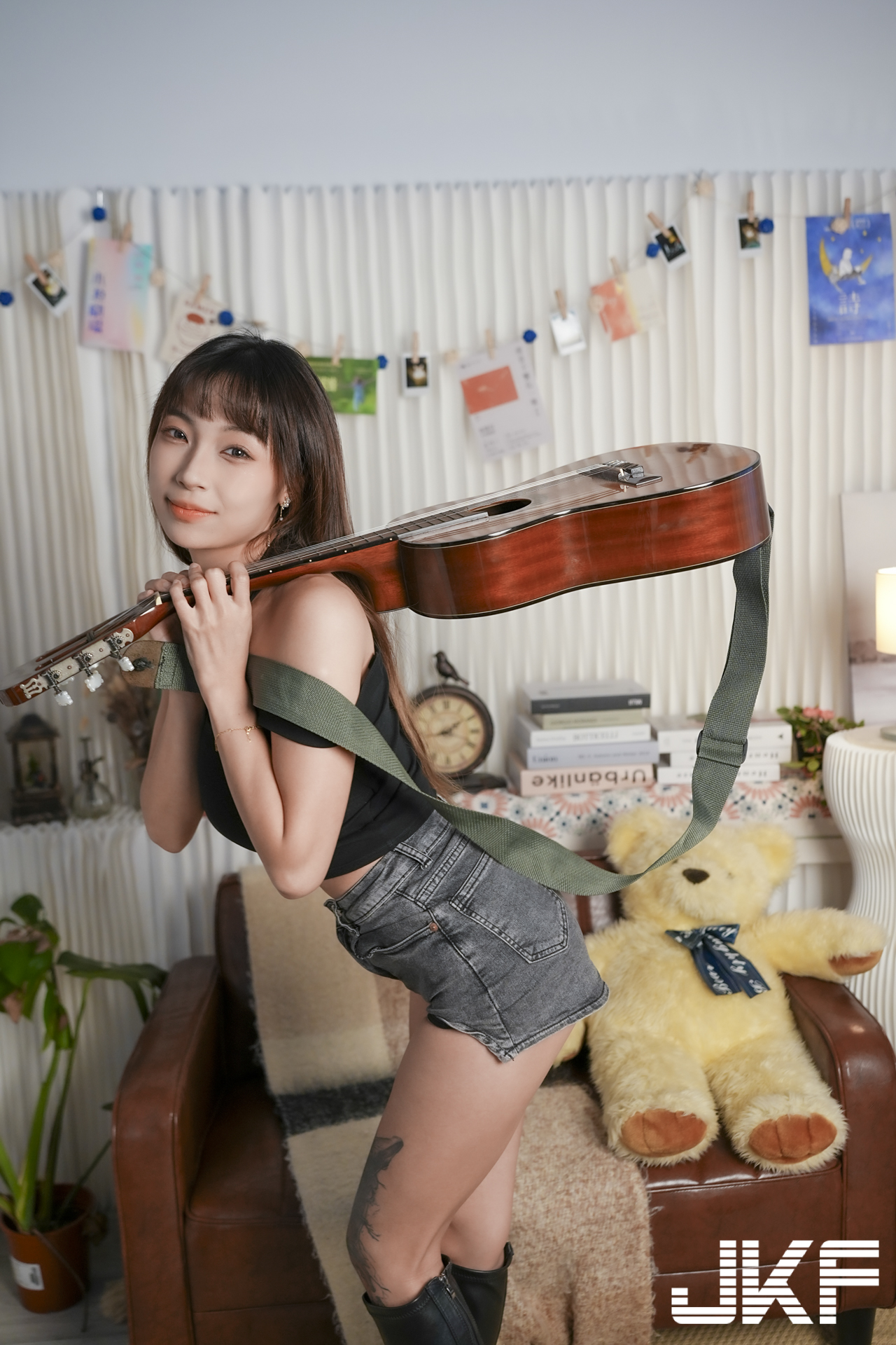 美腿正妹「安然」與你一起火辣作畫，「光滑腿部線條」太勾人了！