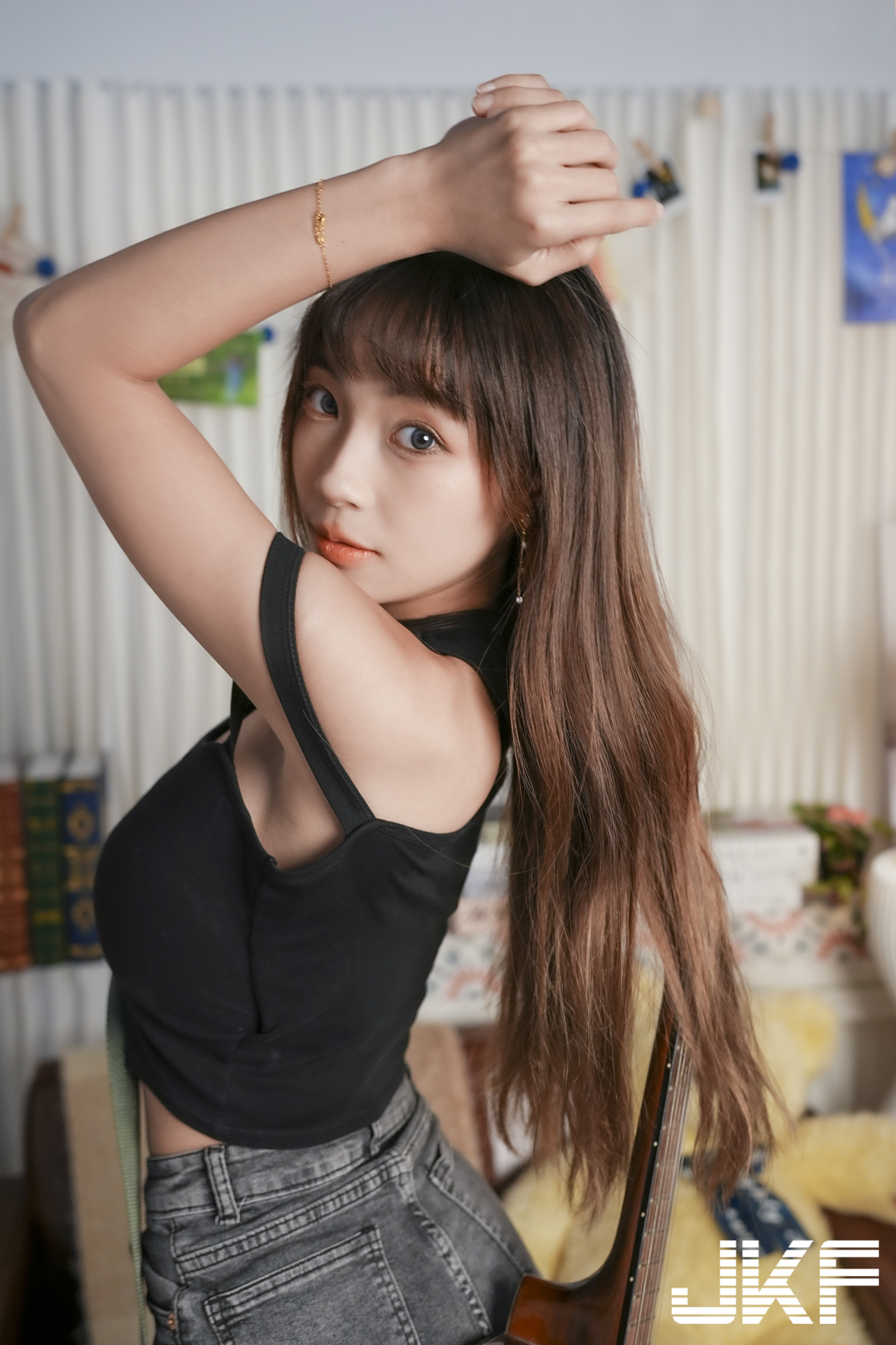 美腿正妹「安然」與你一起火辣作畫，「光滑腿部線條」太勾人了！