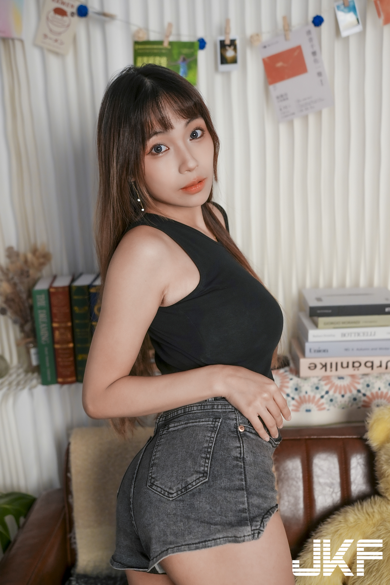 美腿正妹「安然」與你一起火辣作畫，「光滑腿部線條」太勾人了！