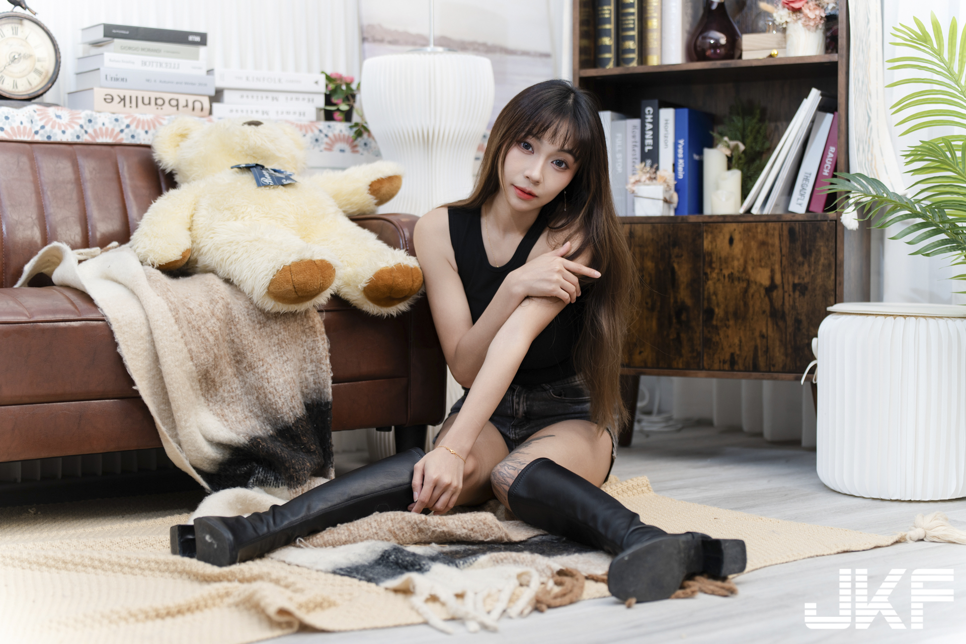 美腿正妹「安然」與你一起火辣作畫，「光滑腿部線條」太勾人了！