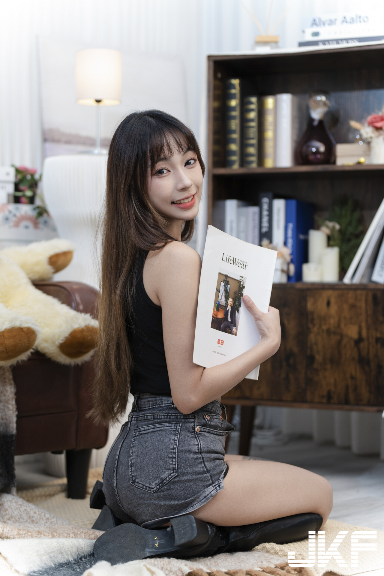 美腿正妹「安然」與你一起火辣作畫，「光滑腿部線條」太勾人了！