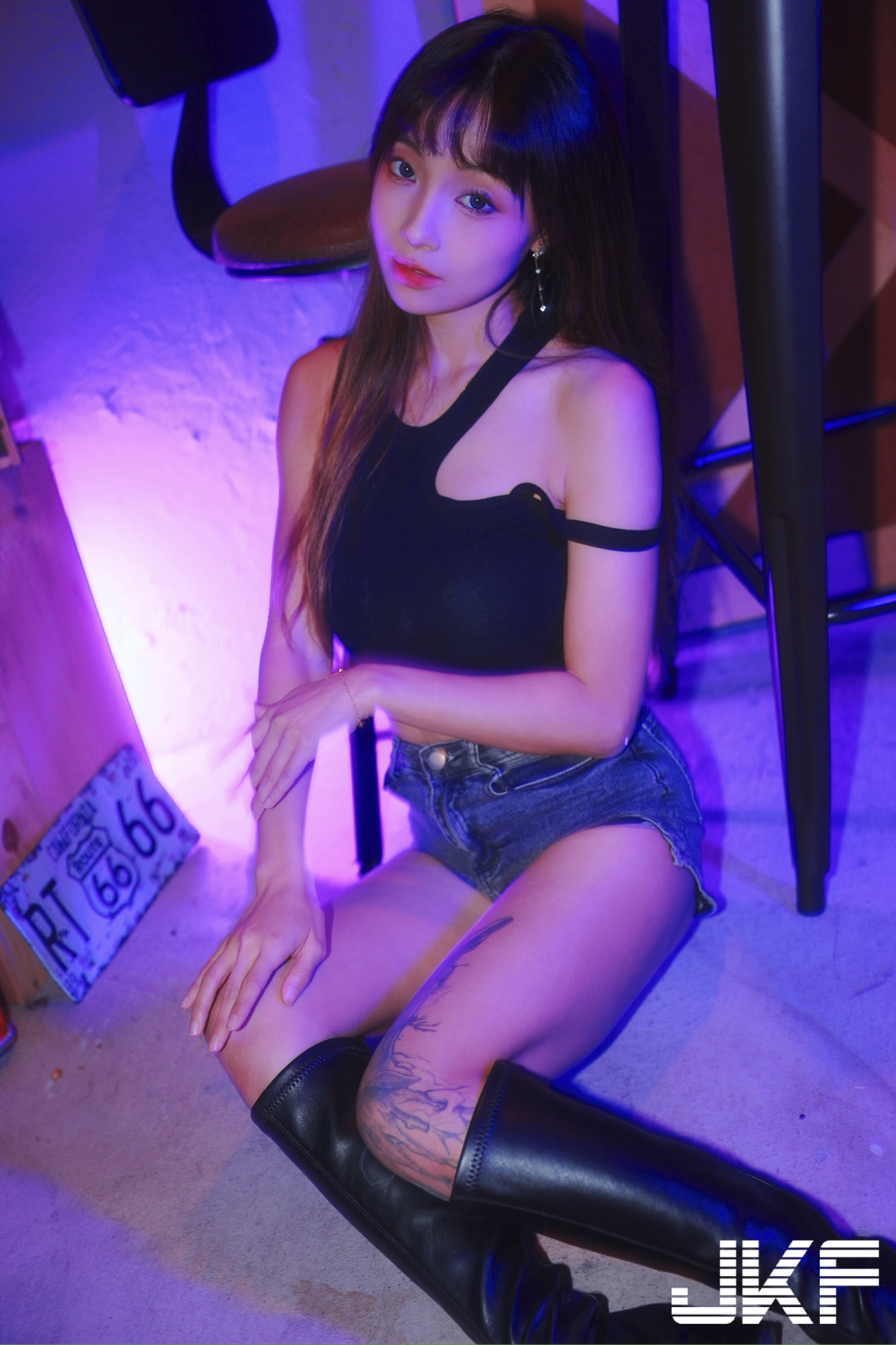 美腿正妹「安然」與你一起火辣作畫，「光滑腿部線條」太勾人了！