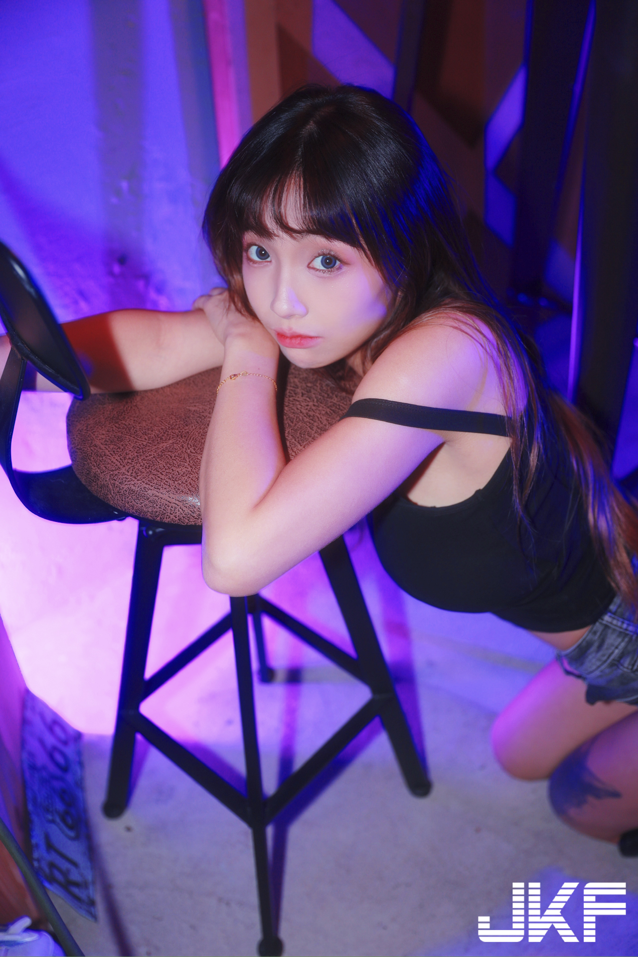 美腿正妹「安然」與你一起火辣作畫，「光滑腿部線條」太勾人了！
