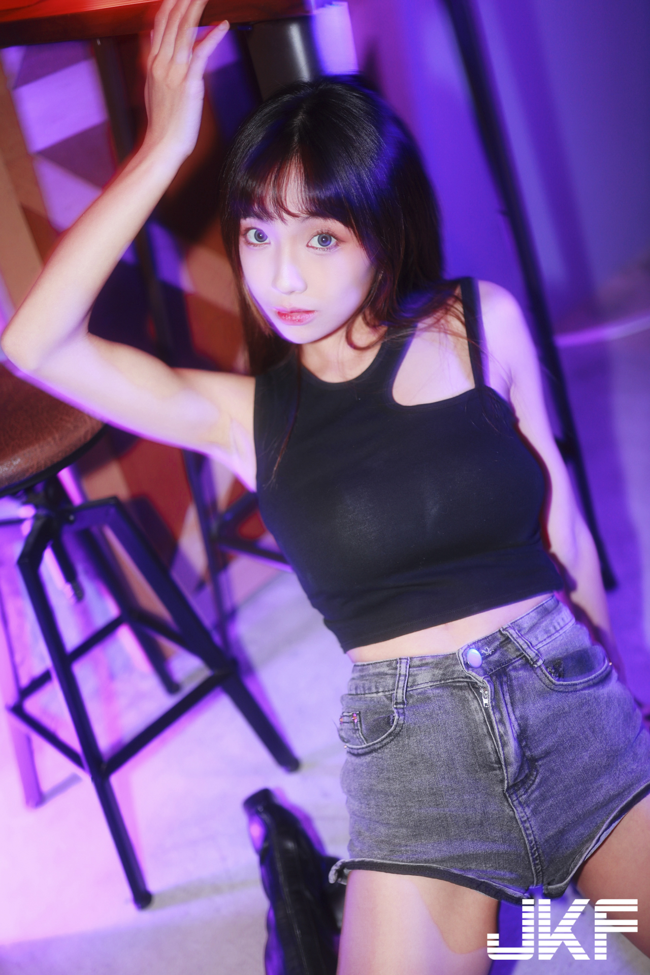 美腿正妹「安然」與你一起火辣作畫，「光滑腿部線條」太勾人了！