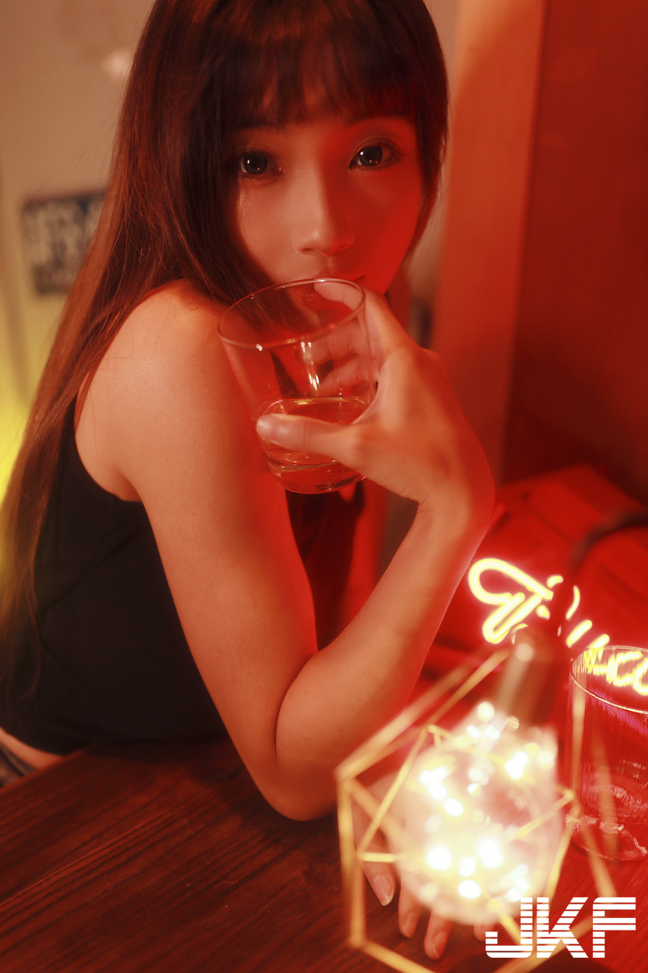 美腿正妹「安然」與你一起火辣作畫，「光滑腿部線條」太勾人了！