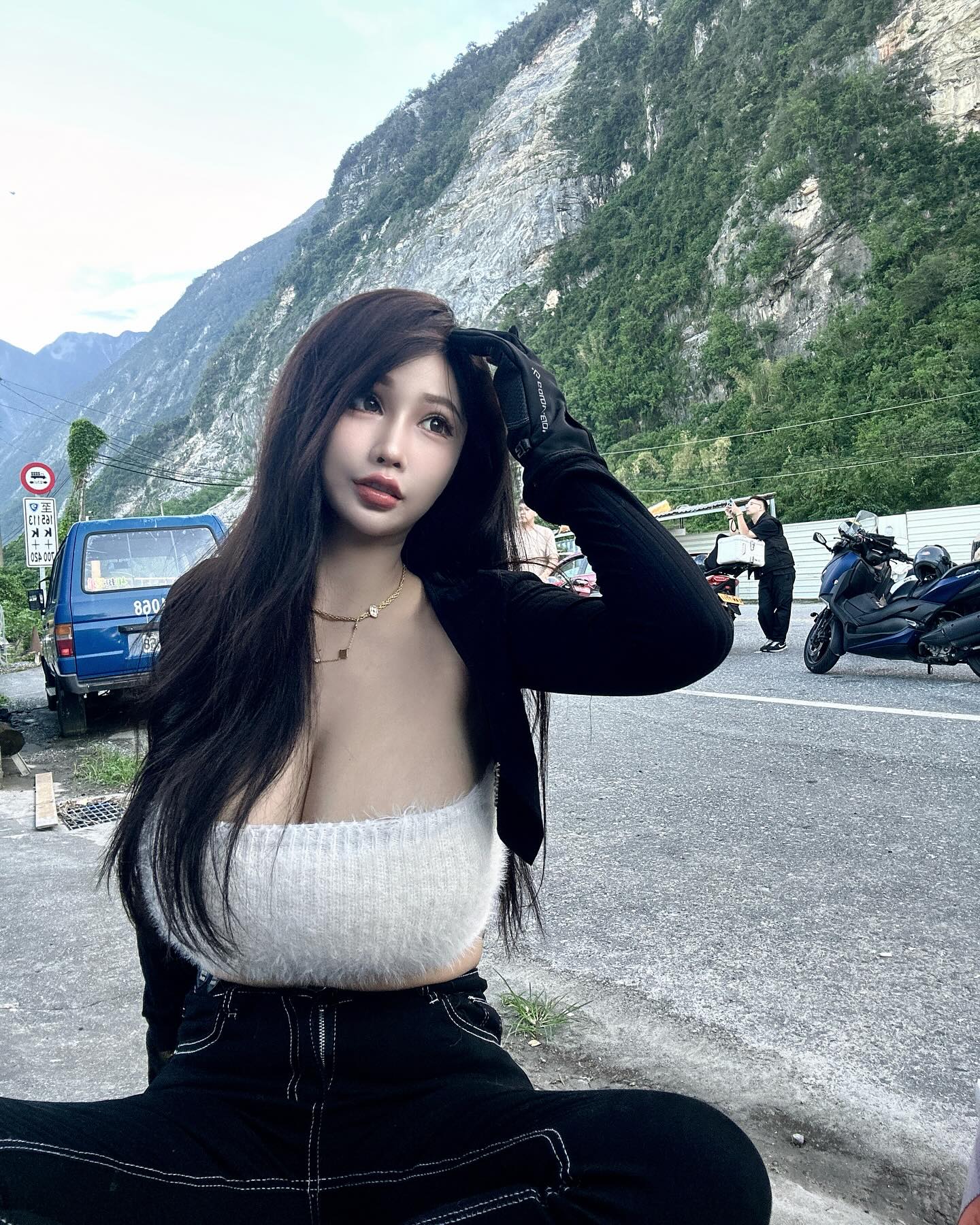 叫你模仿不是要你超越！重機女神躺地高聳雙峰讓三仙台變四座山