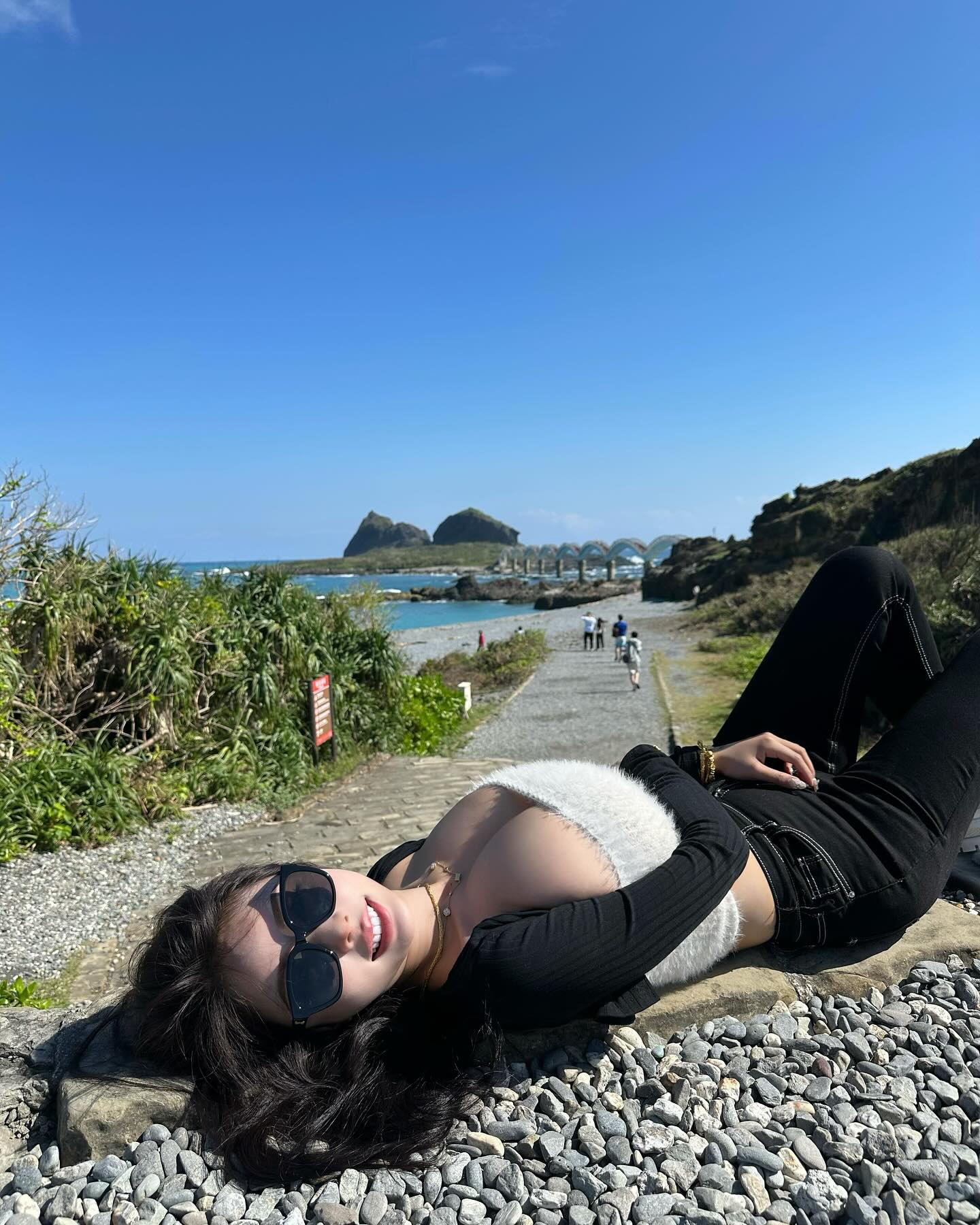 叫你模仿不是要你超越！重機女神躺地高聳雙峰讓三仙台變四座山