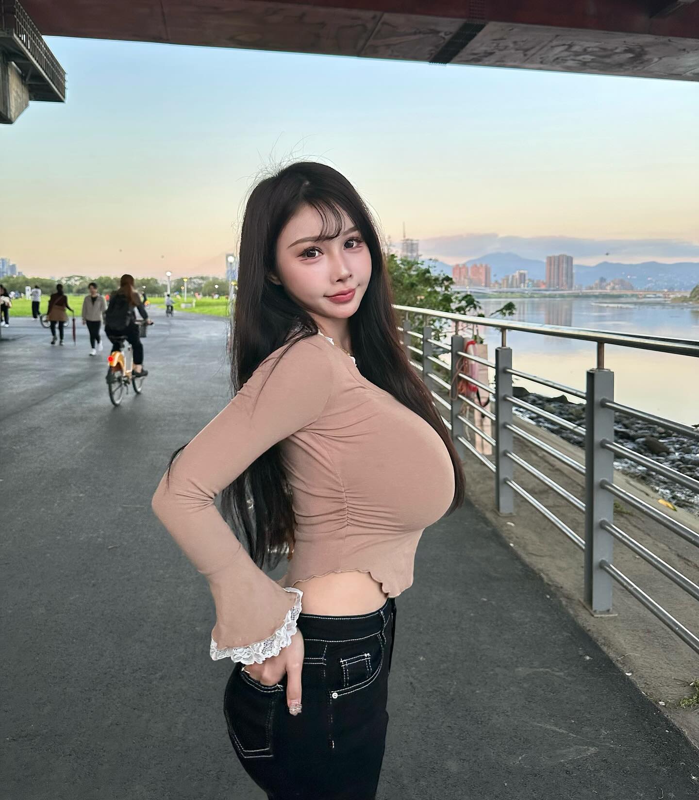 叫你模仿不是要你超越！重機女神躺地高聳雙峰讓三仙台變四座山