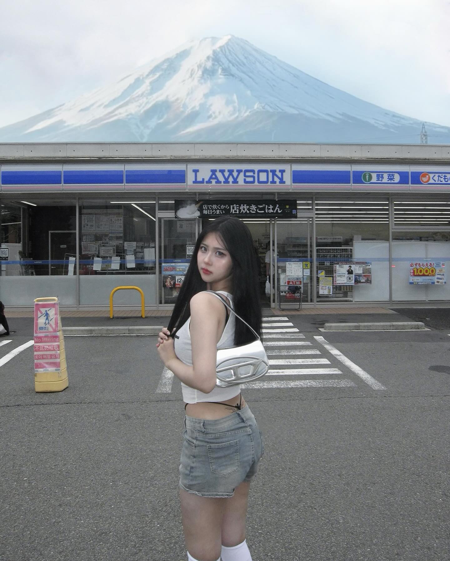 富士山便利店能拍照了！「世新大學正妹」露黑色小丁穿搭清涼超搶鏡！