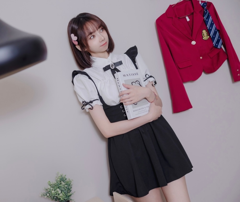 早熟小學妹「優寶」拉扯小內褲，「肉肉神秘帶」被全民看到了！