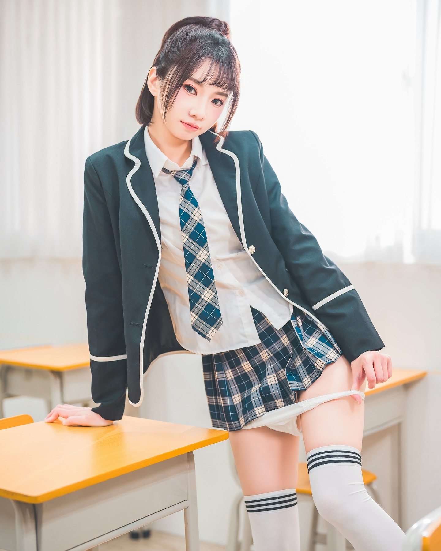 早熟小學妹「優寶」拉扯小內褲，「肉肉神秘帶」被全民看到了！